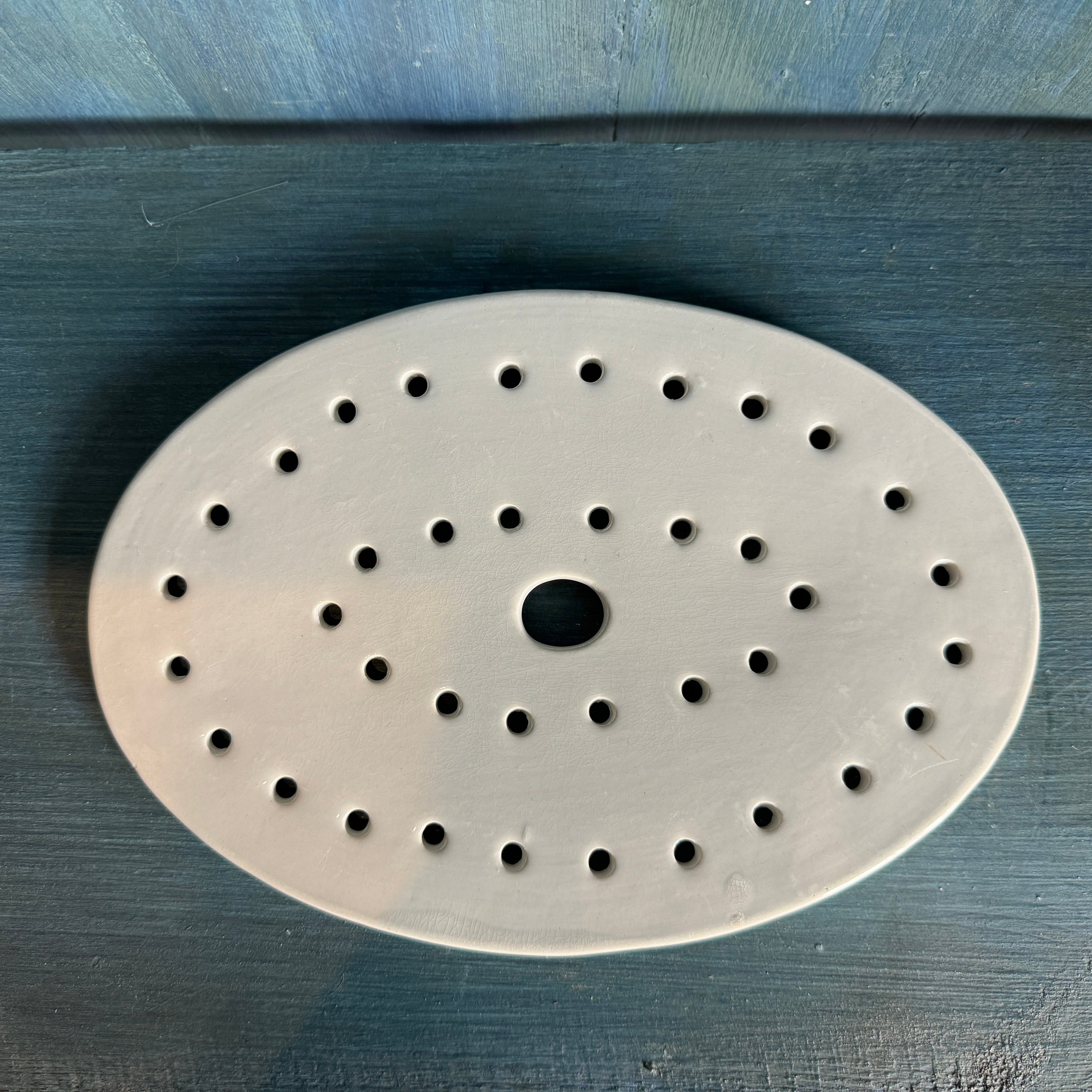 Passoire antique en grès ferreux belge