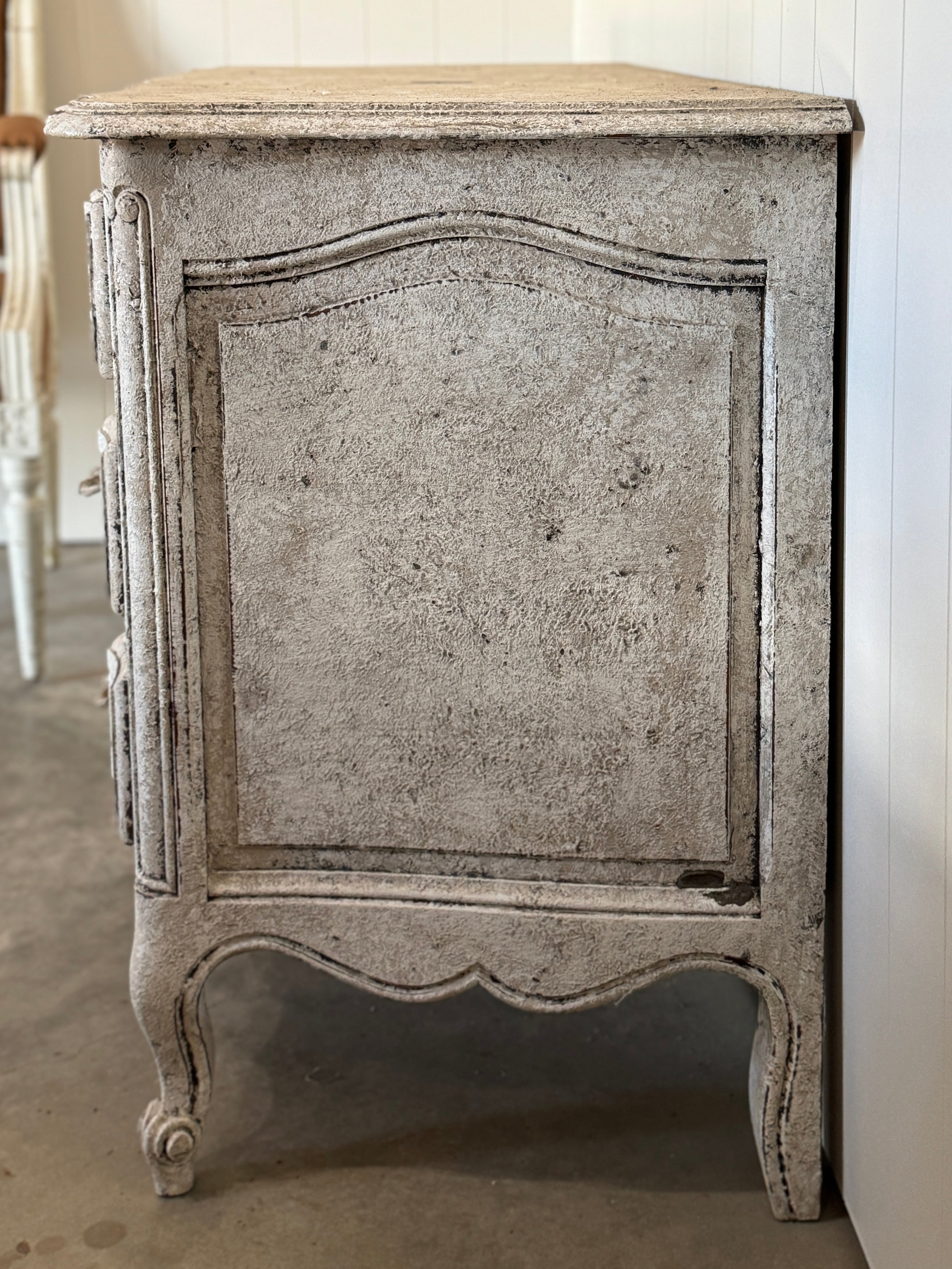 Commode française du XIXe siècle, blanchie à la chaux