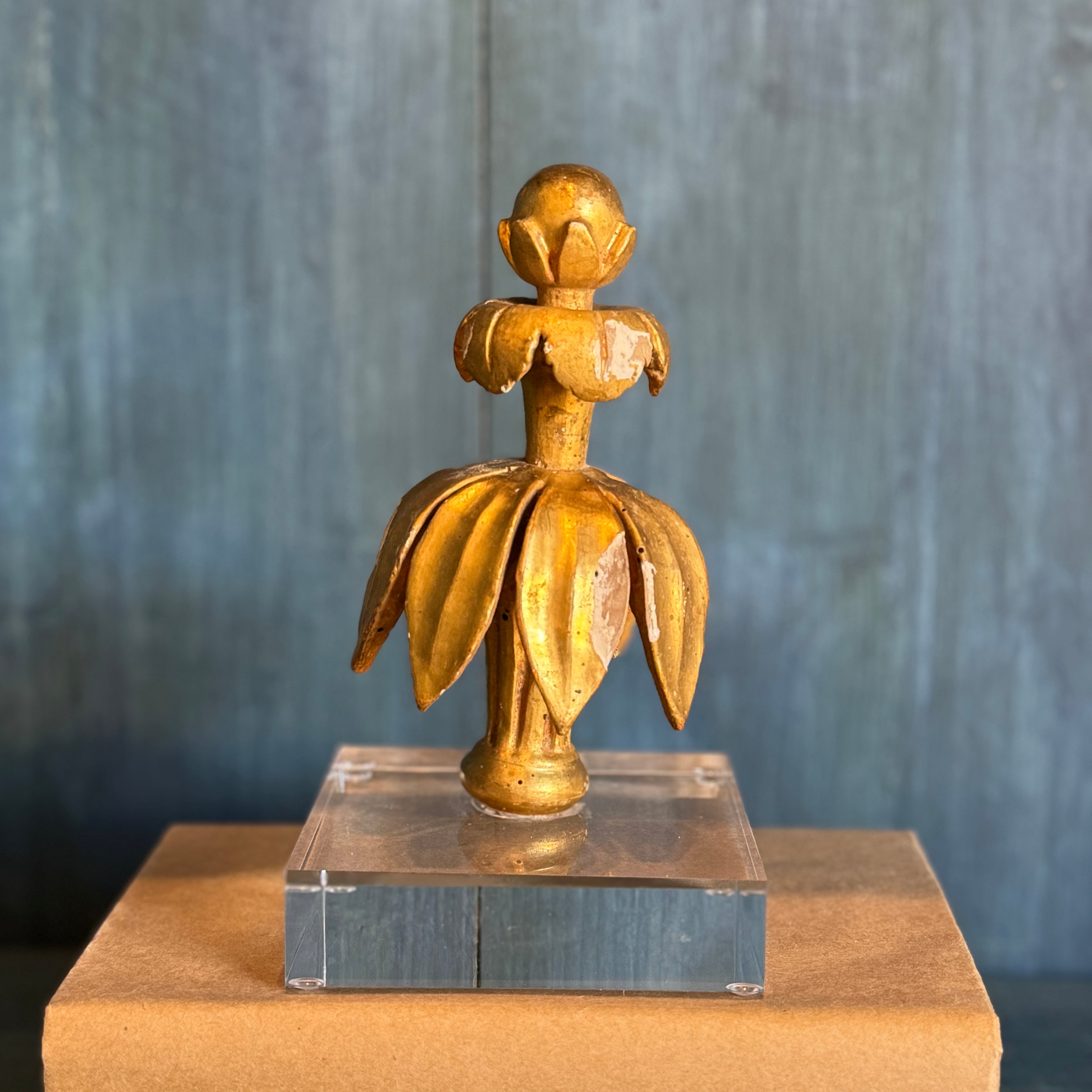 Fleuron italien antique en bois doré