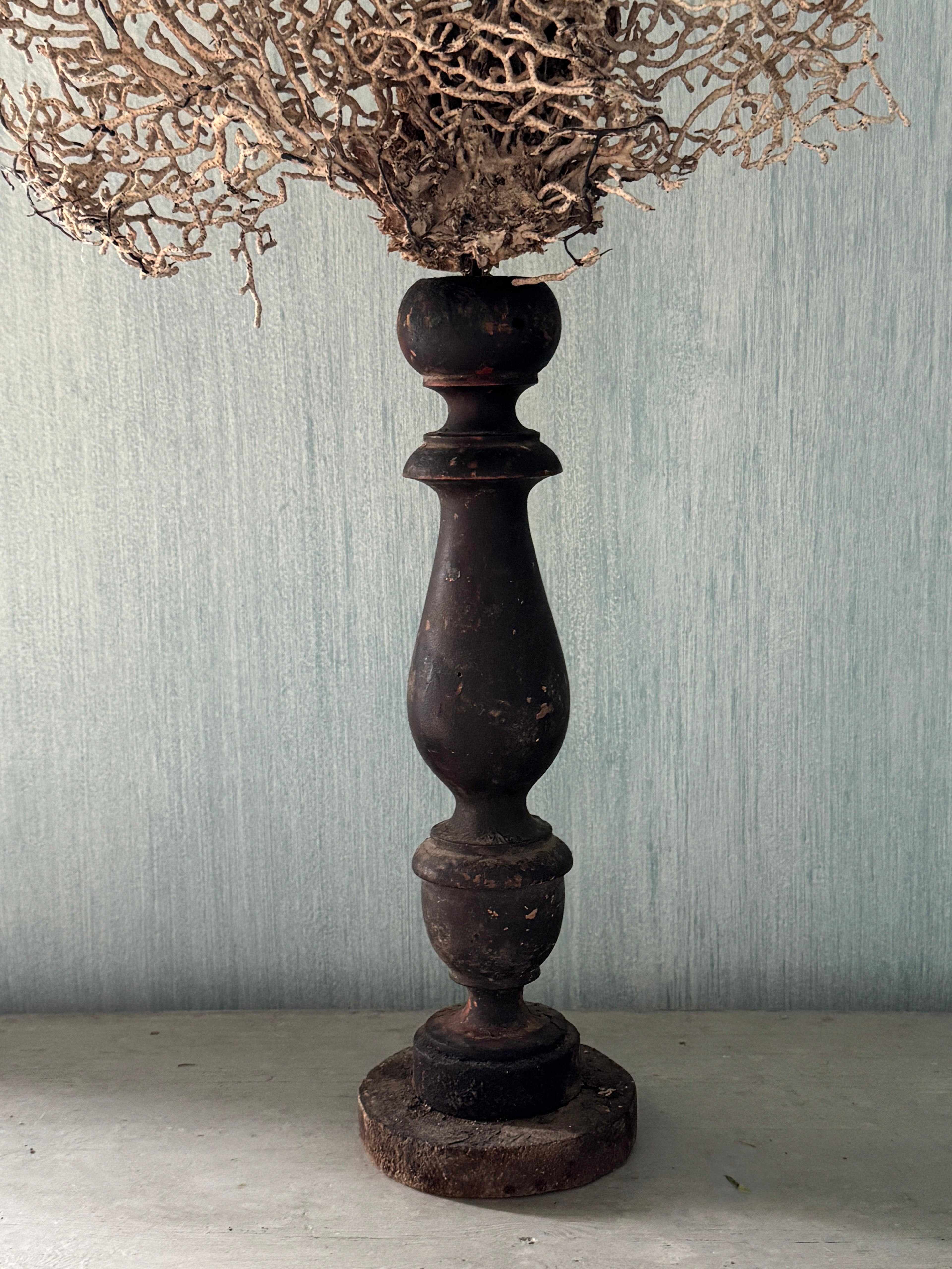 Gorgone blanche montée sur un chandelier du XIXe siècle