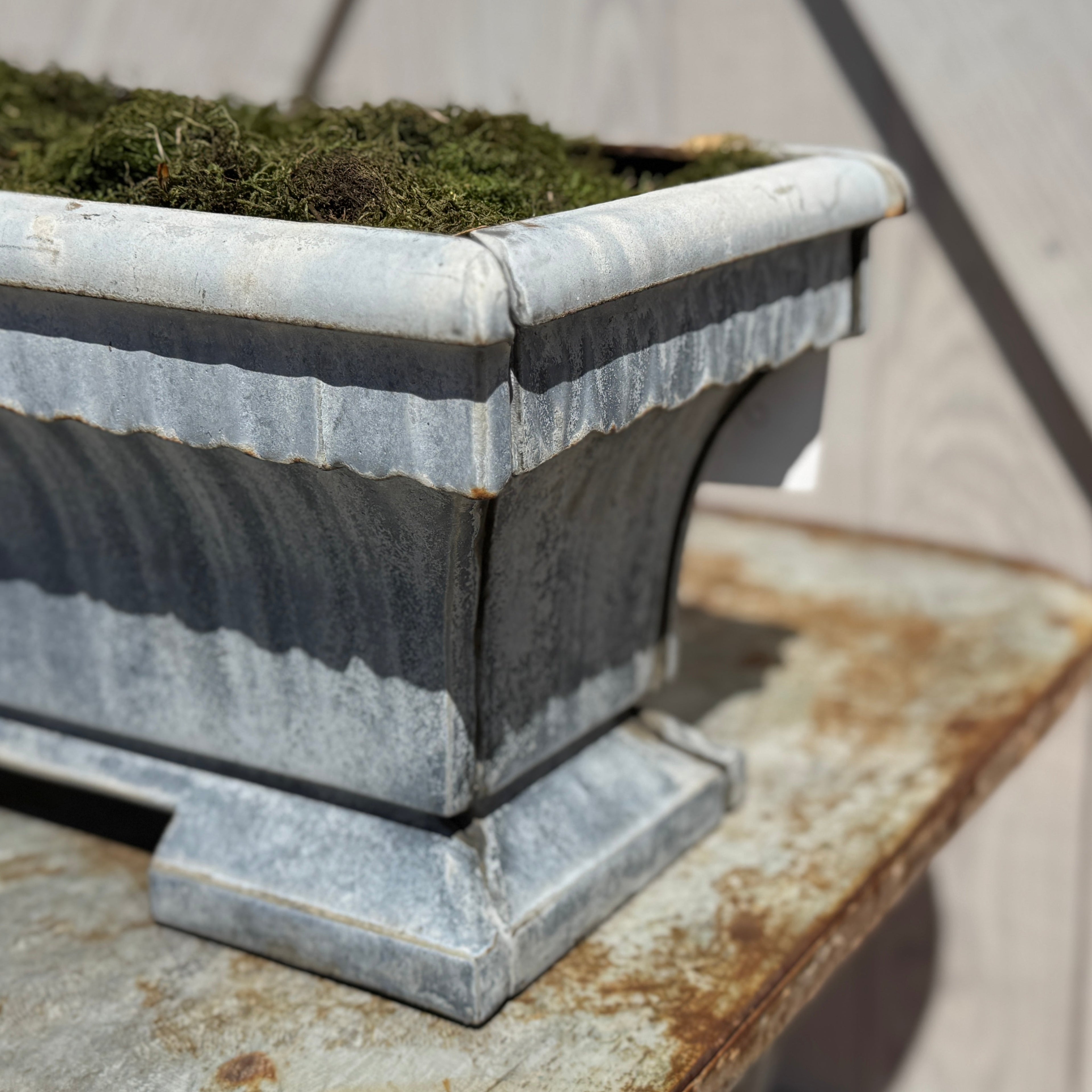 Jardinière ancienne française en zinc bleu sur pied