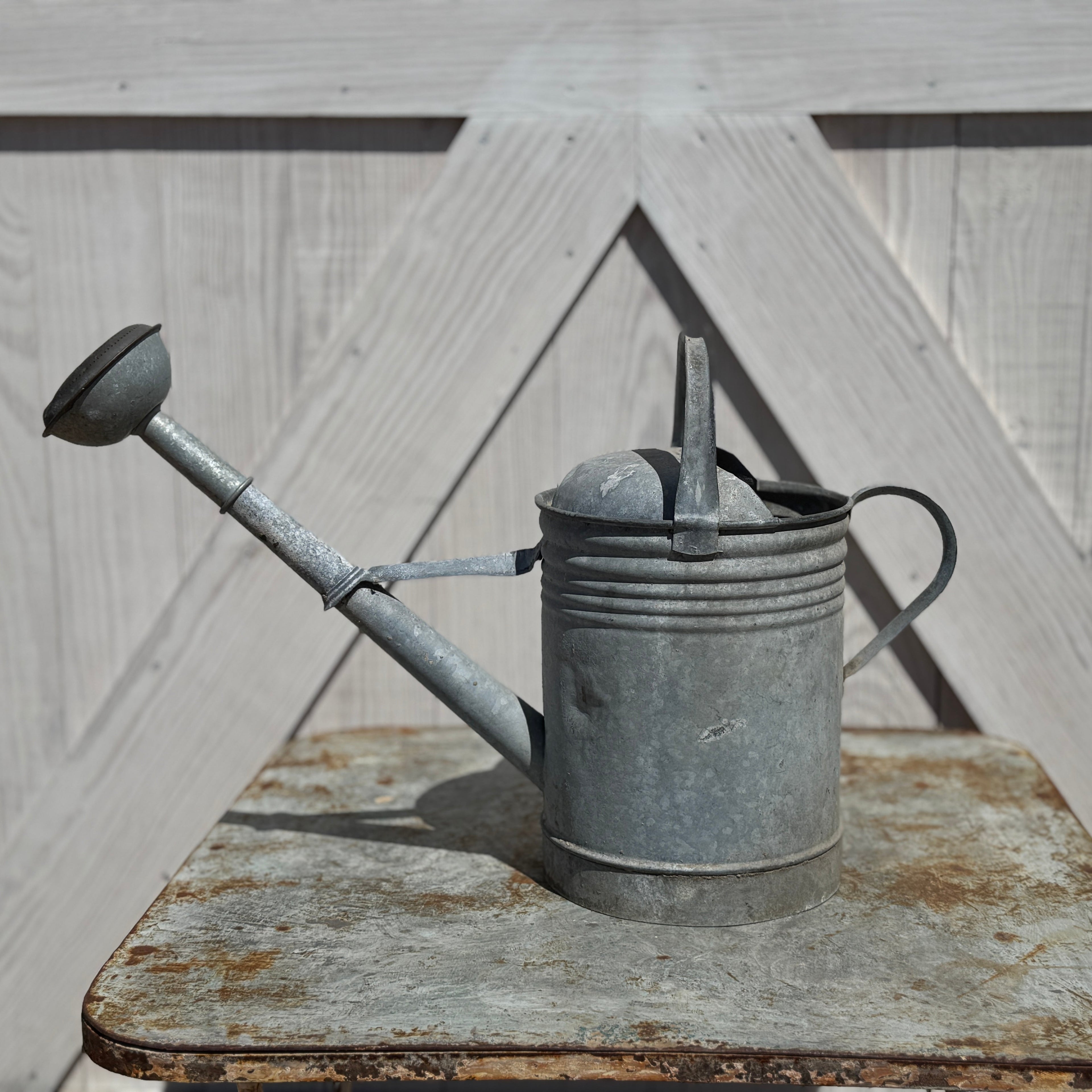 Arrosoir européen en zinc trouvé