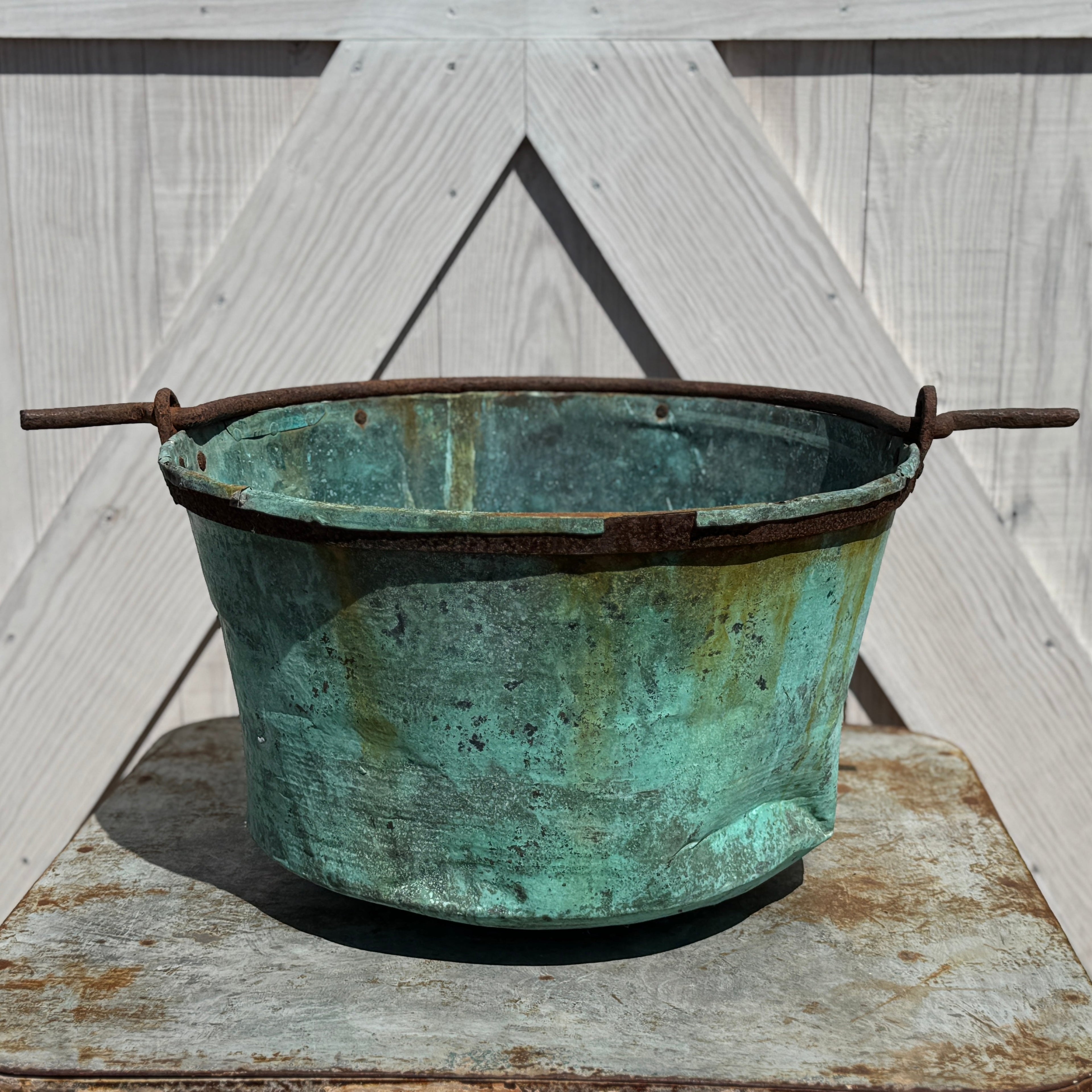 Pot en cuivre antique à patine bleu-vert