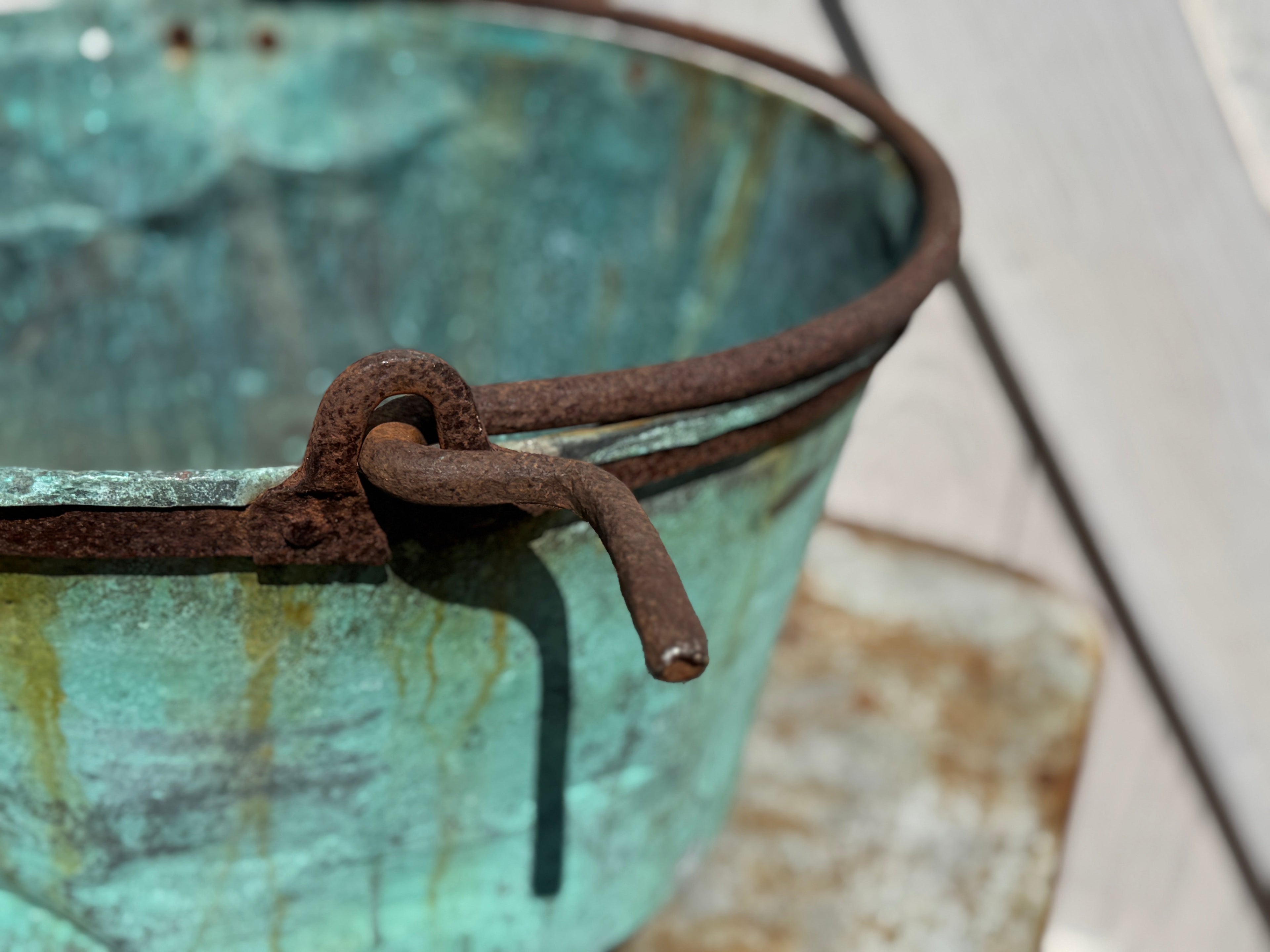 Pot en cuivre antique à patine bleu-vert