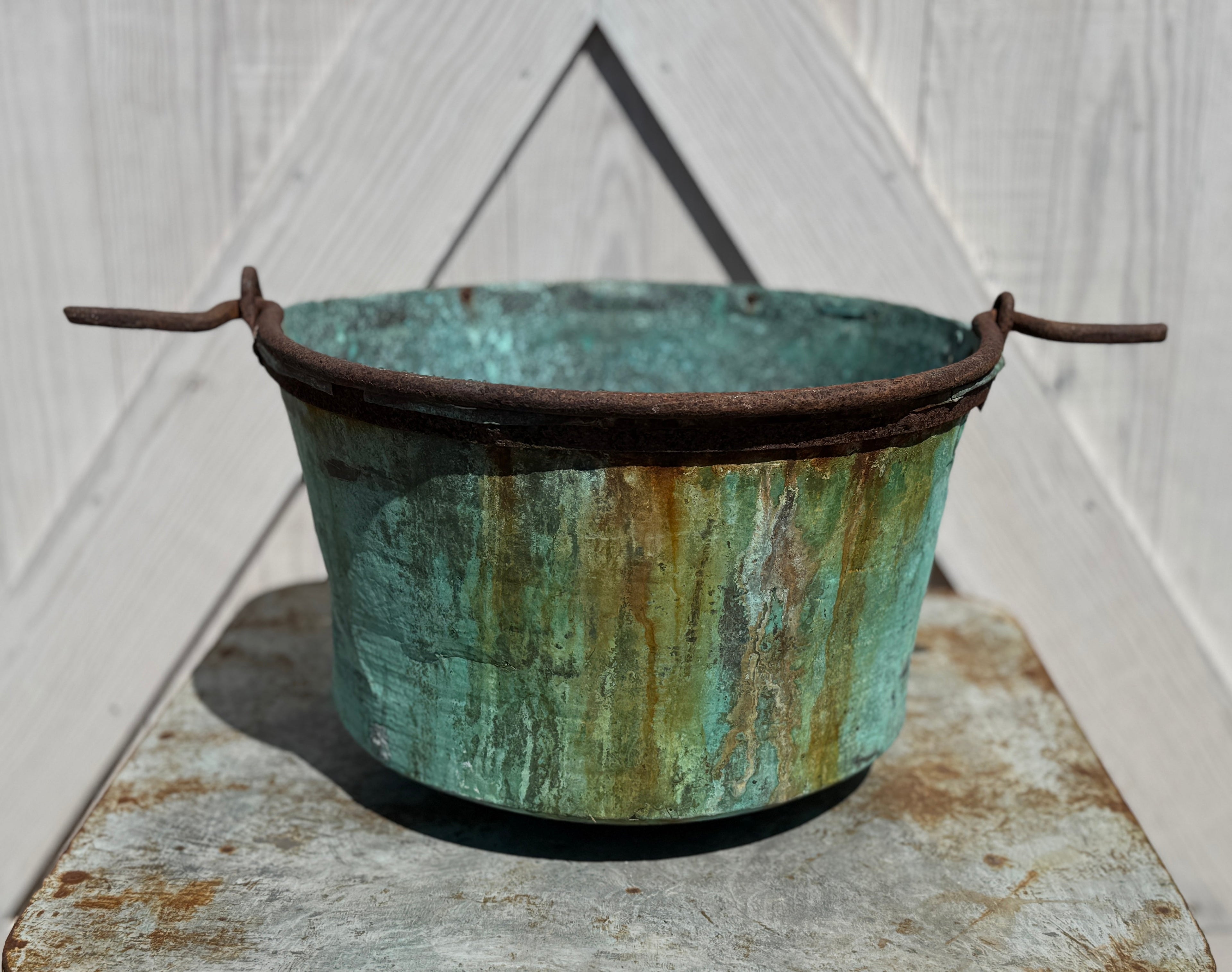Pot en cuivre antique à patine bleu-vert