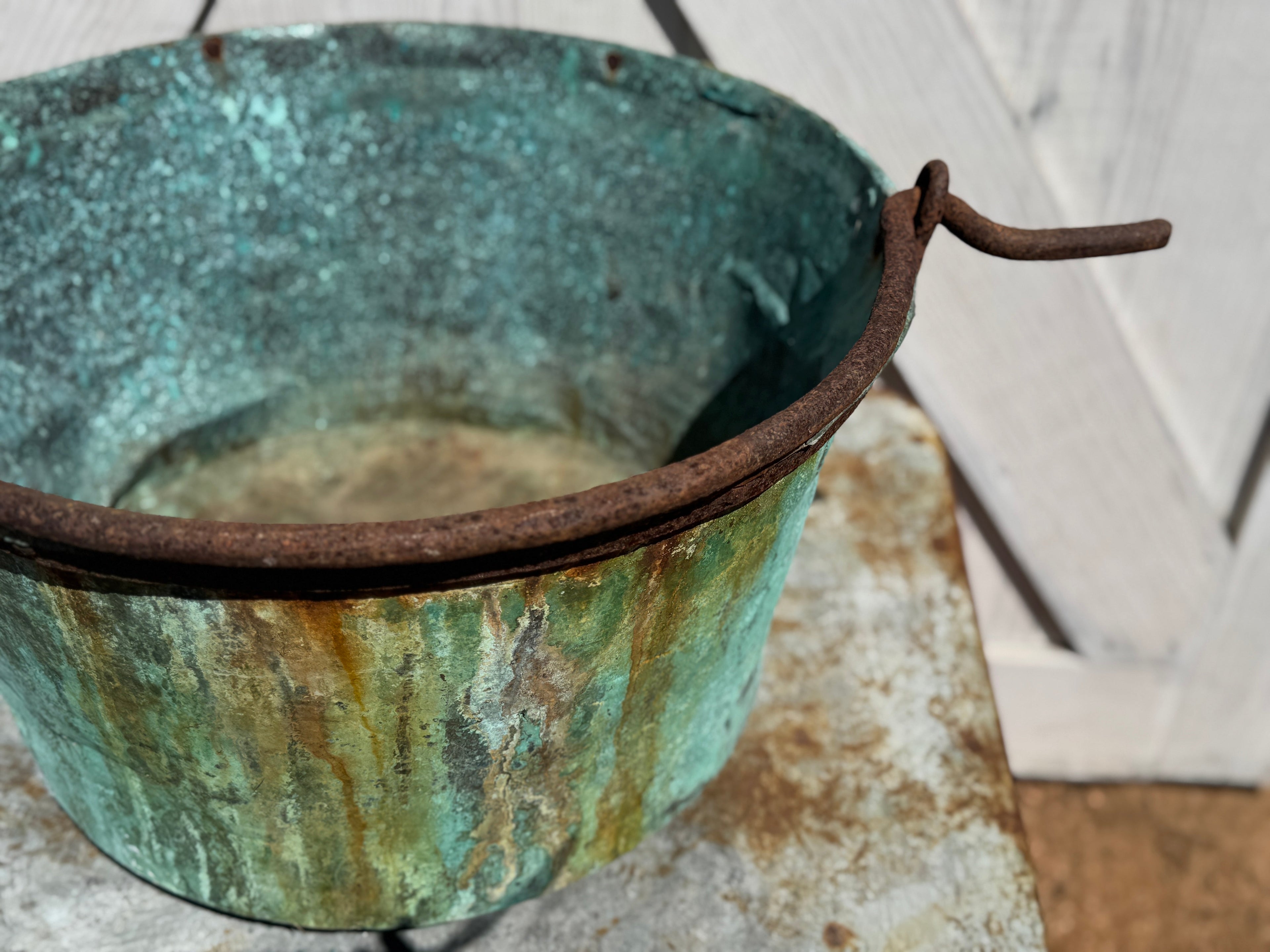 Pot en cuivre antique à patine bleu-vert