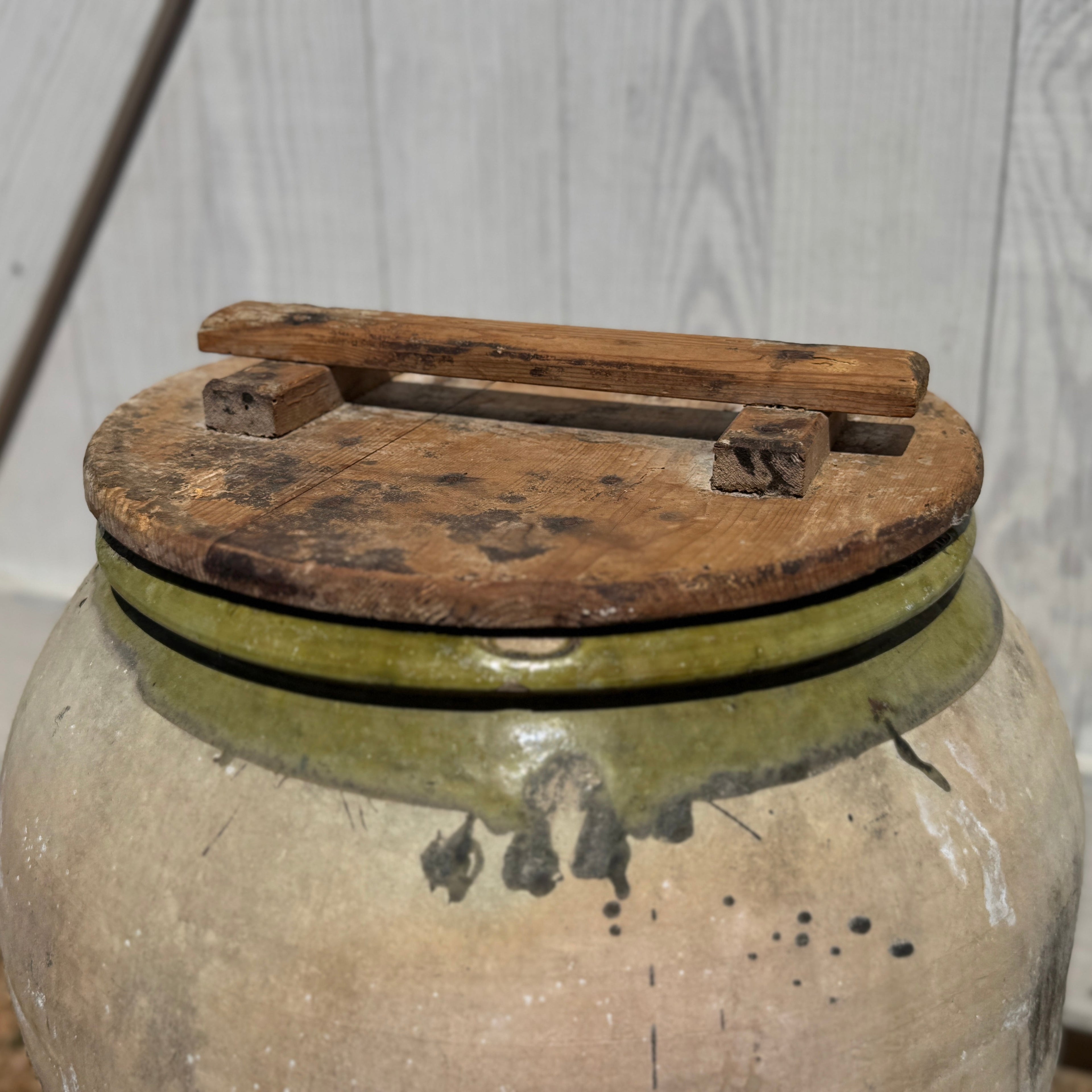 Grande urne espagnole vintage avec détails striés et accents émaillés verts