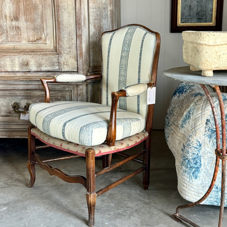 Fauteuil provençal en noyer avec nouveau tissu design, vers 1800
