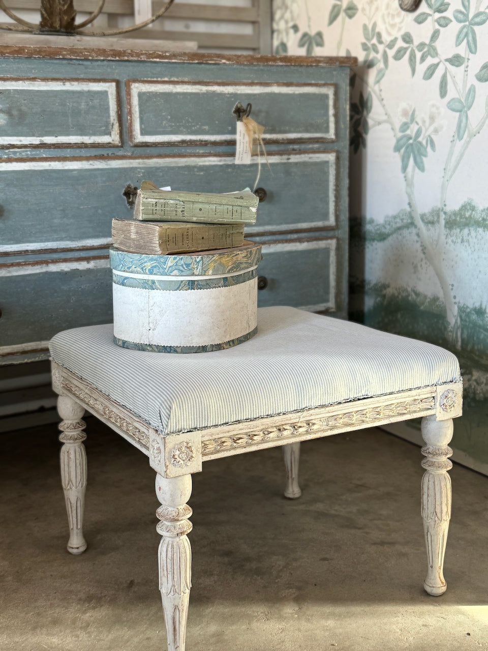 Tabouret suédois sculpté à la main vers 1880