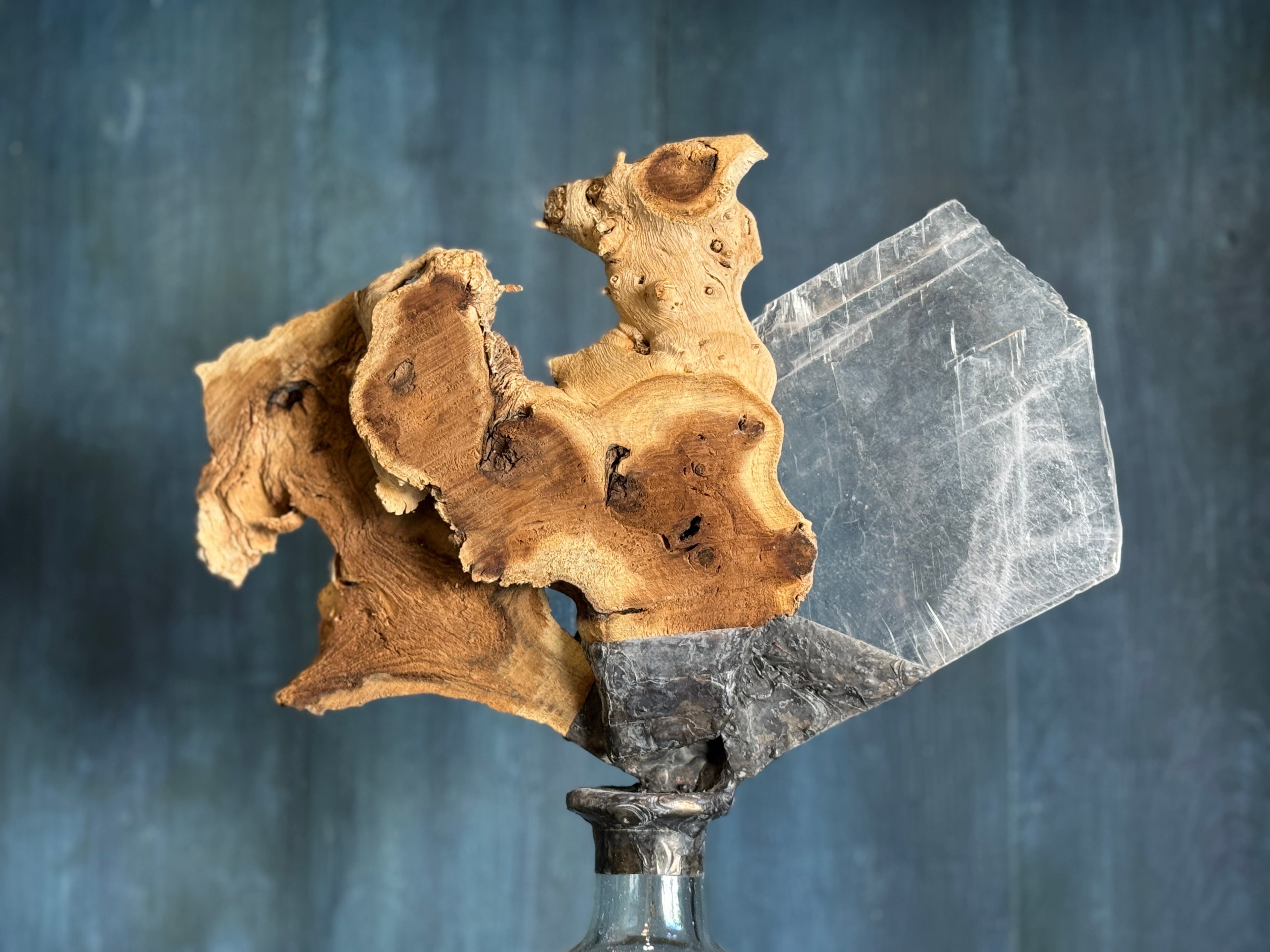 Bouteille sculptée en bois flotté fabriquée à la main