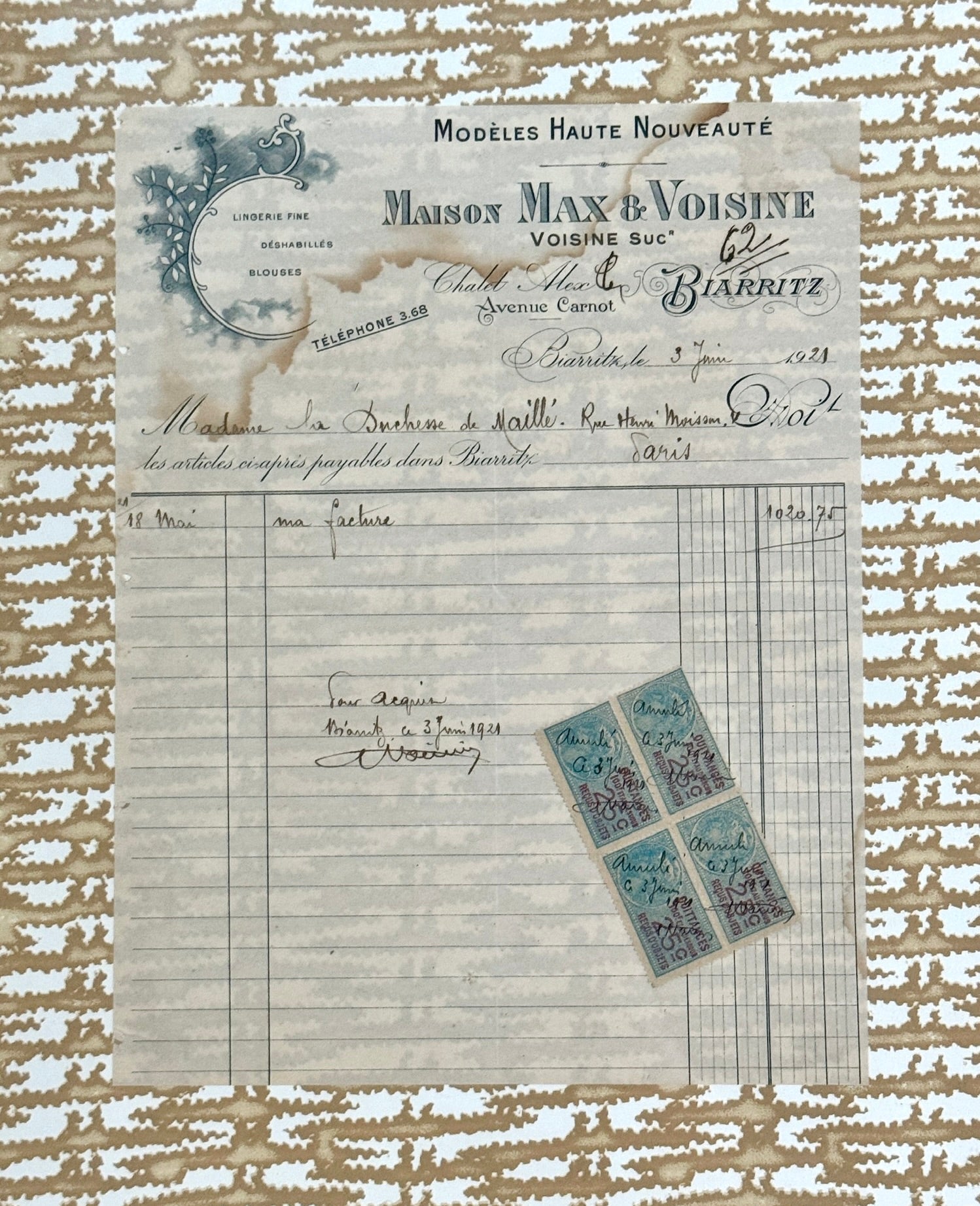 Document français ancien posé sur du papier peint Casa Branca