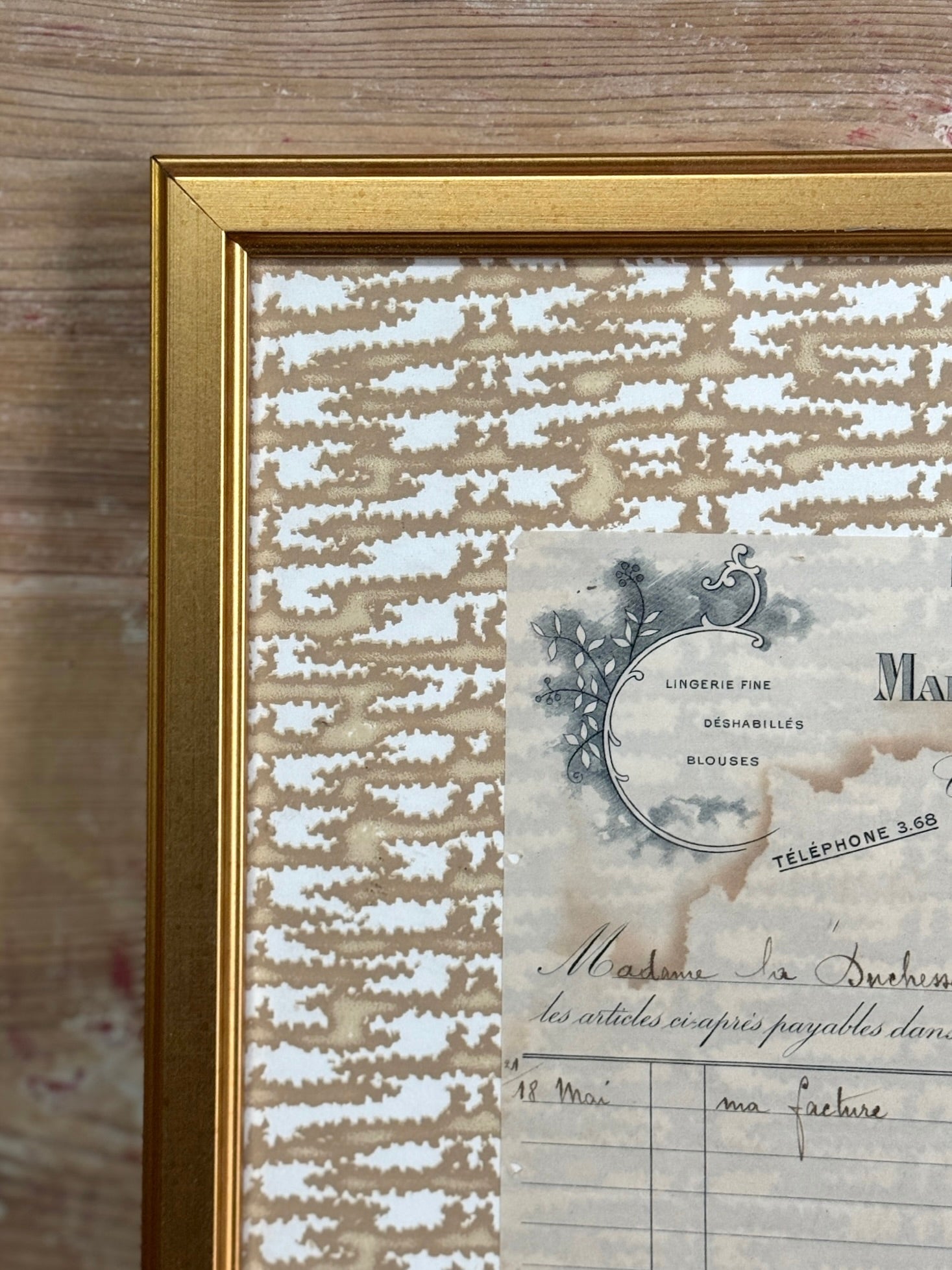 Document français ancien posé sur du papier peint Casa Branca