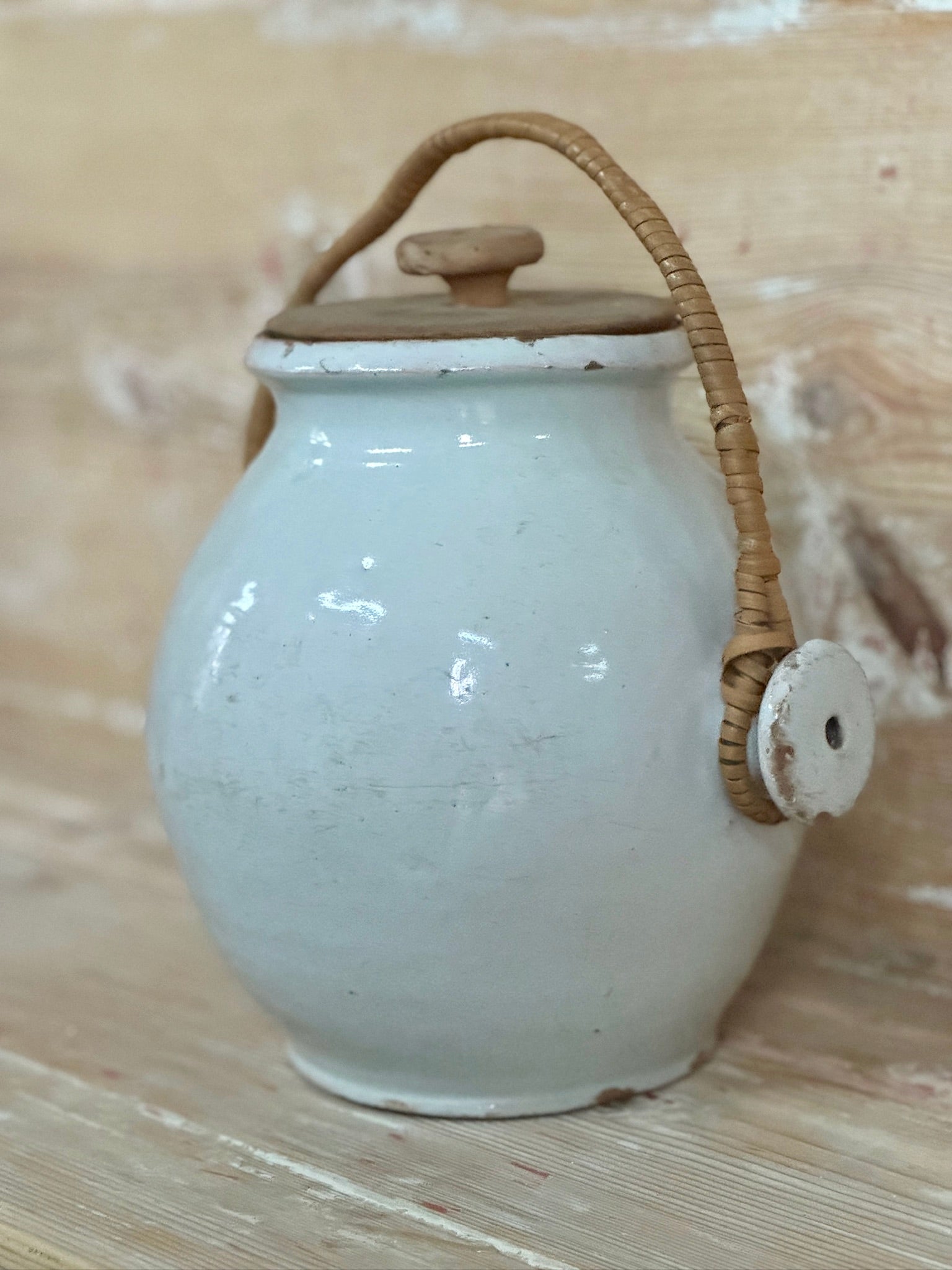 Pot ancien français en terre cuite avec couvercle et anse