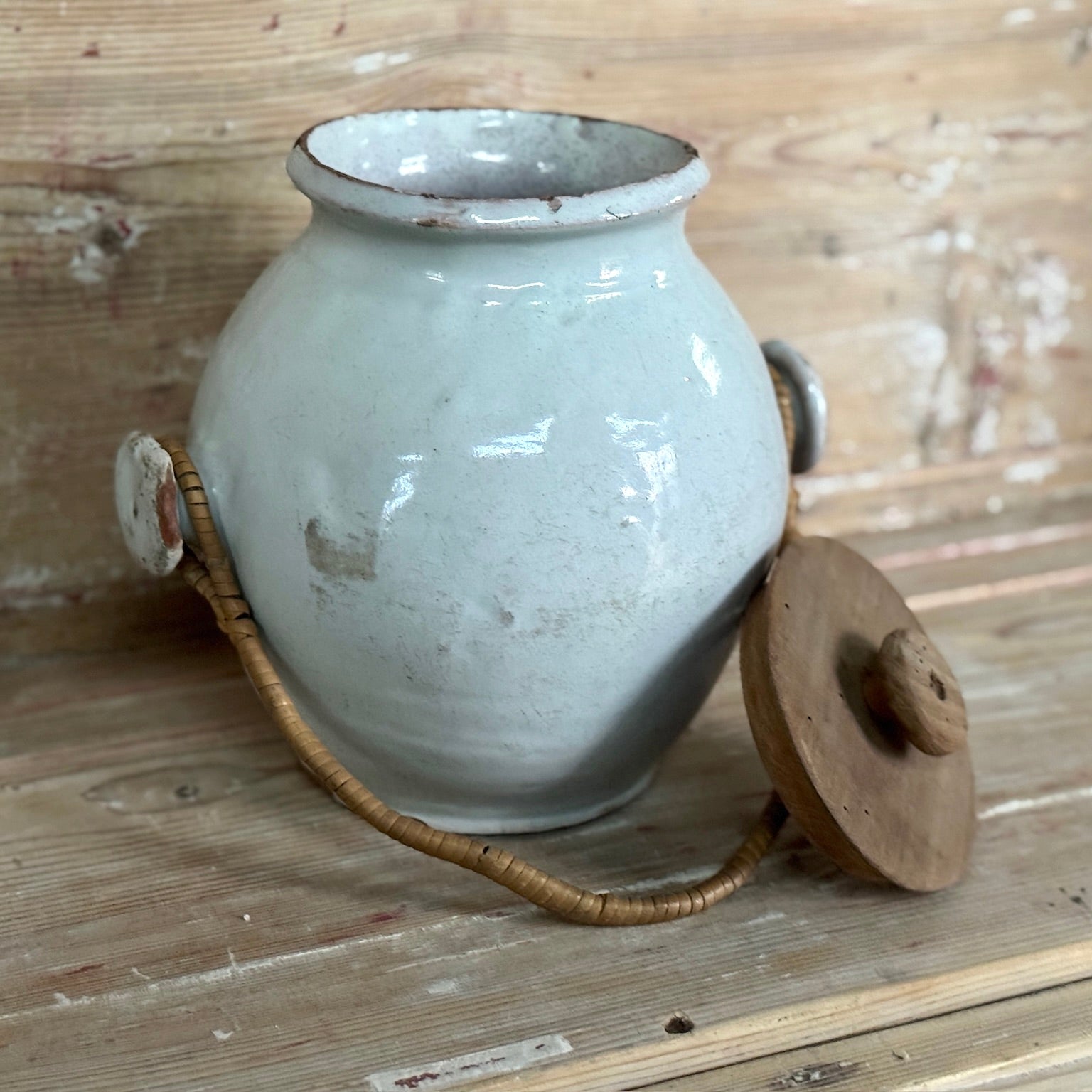 Pot ancien français en terre cuite avec couvercle et anse