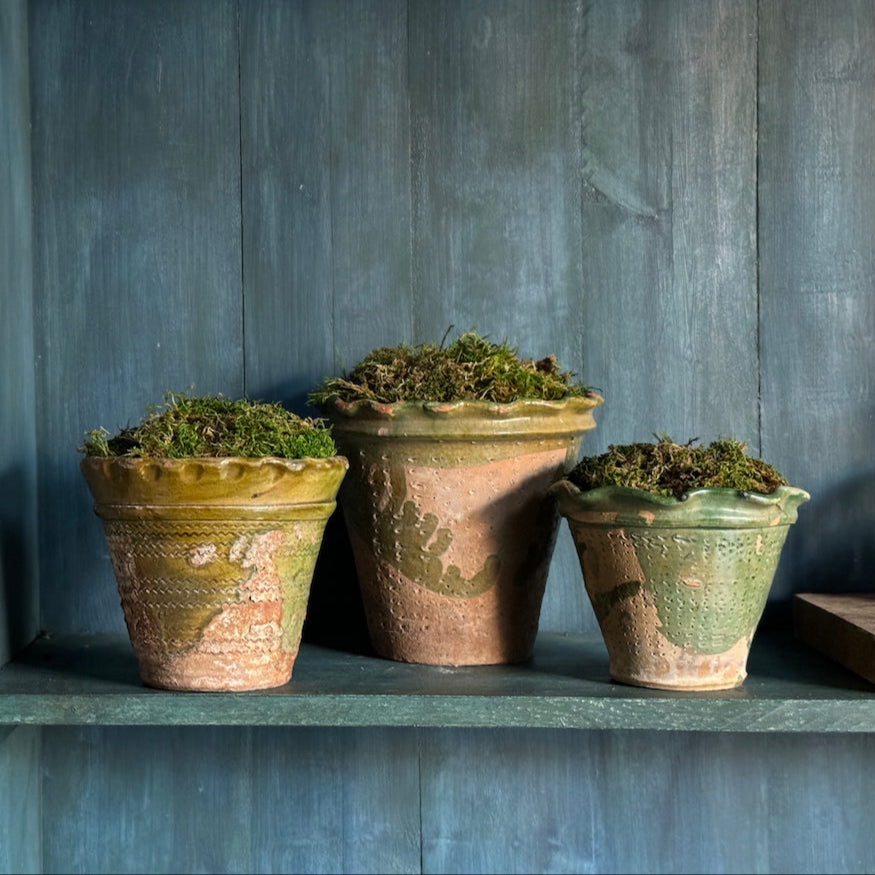 Pot vintage en terre cuite festonné avec détails émaillés verts
