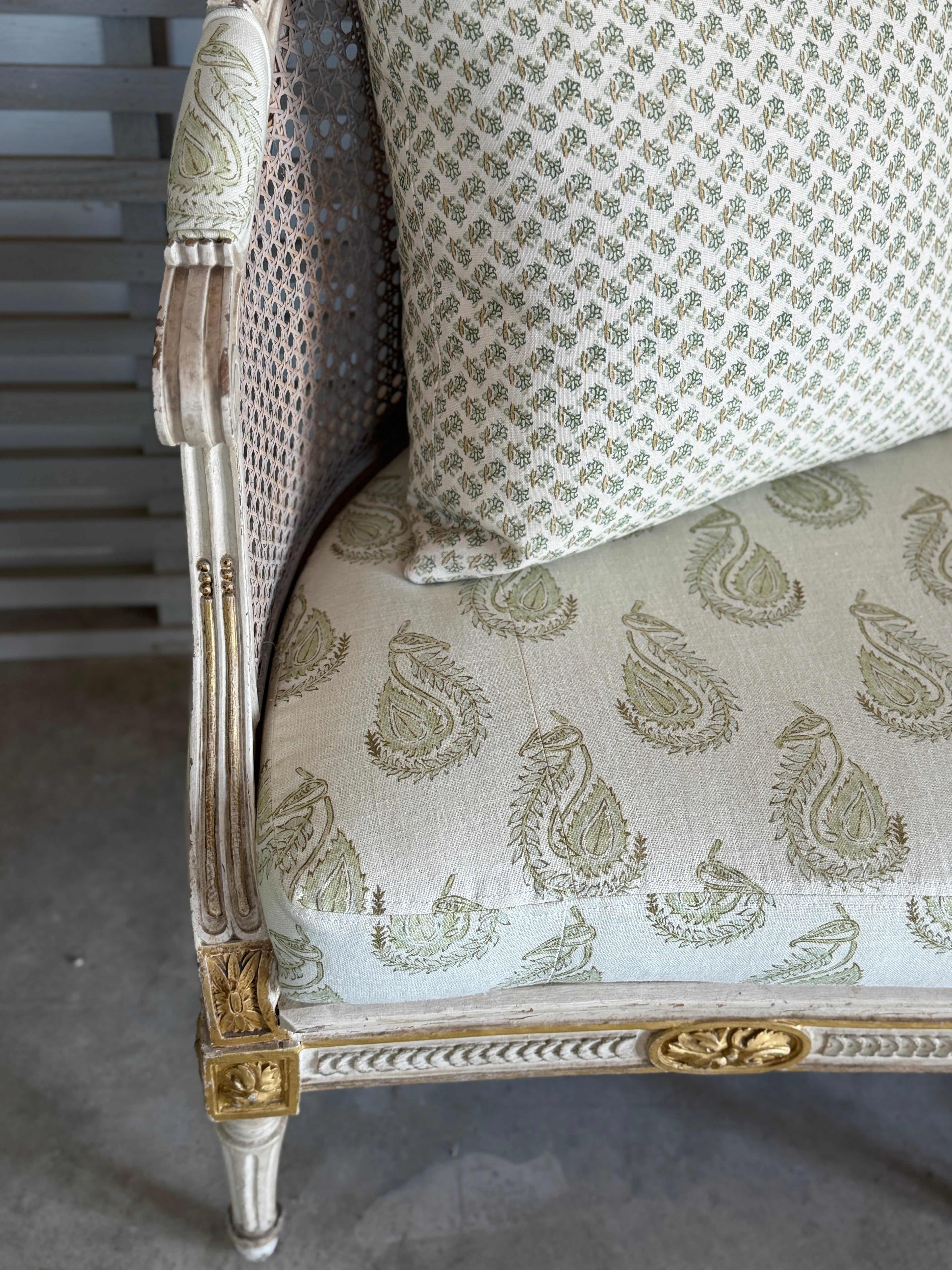 Banc canné belge vers 1850 avec coussin en tissu neuf de créateur