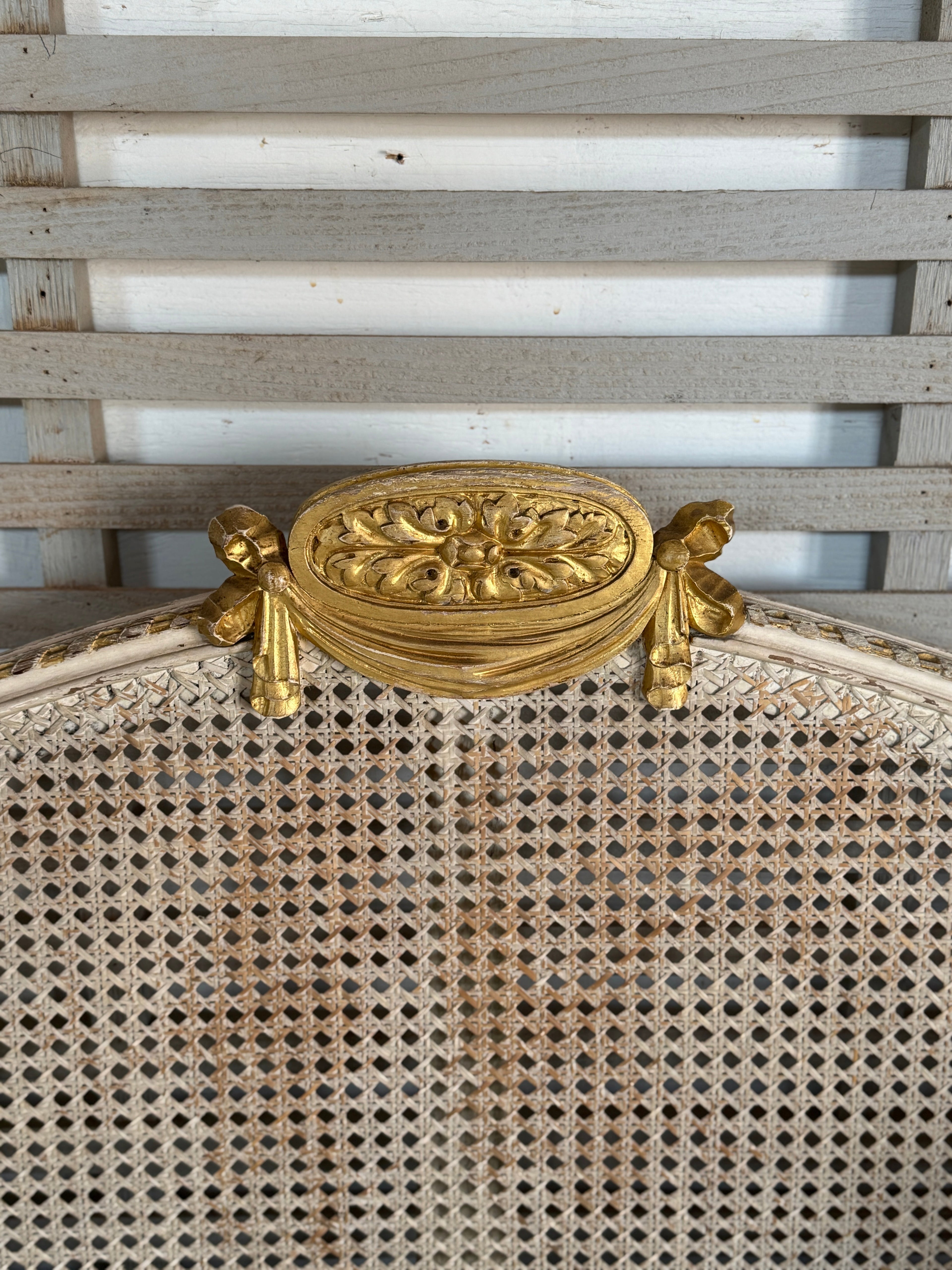 Banc canné belge vers 1850 avec coussin en tissu neuf de créateur