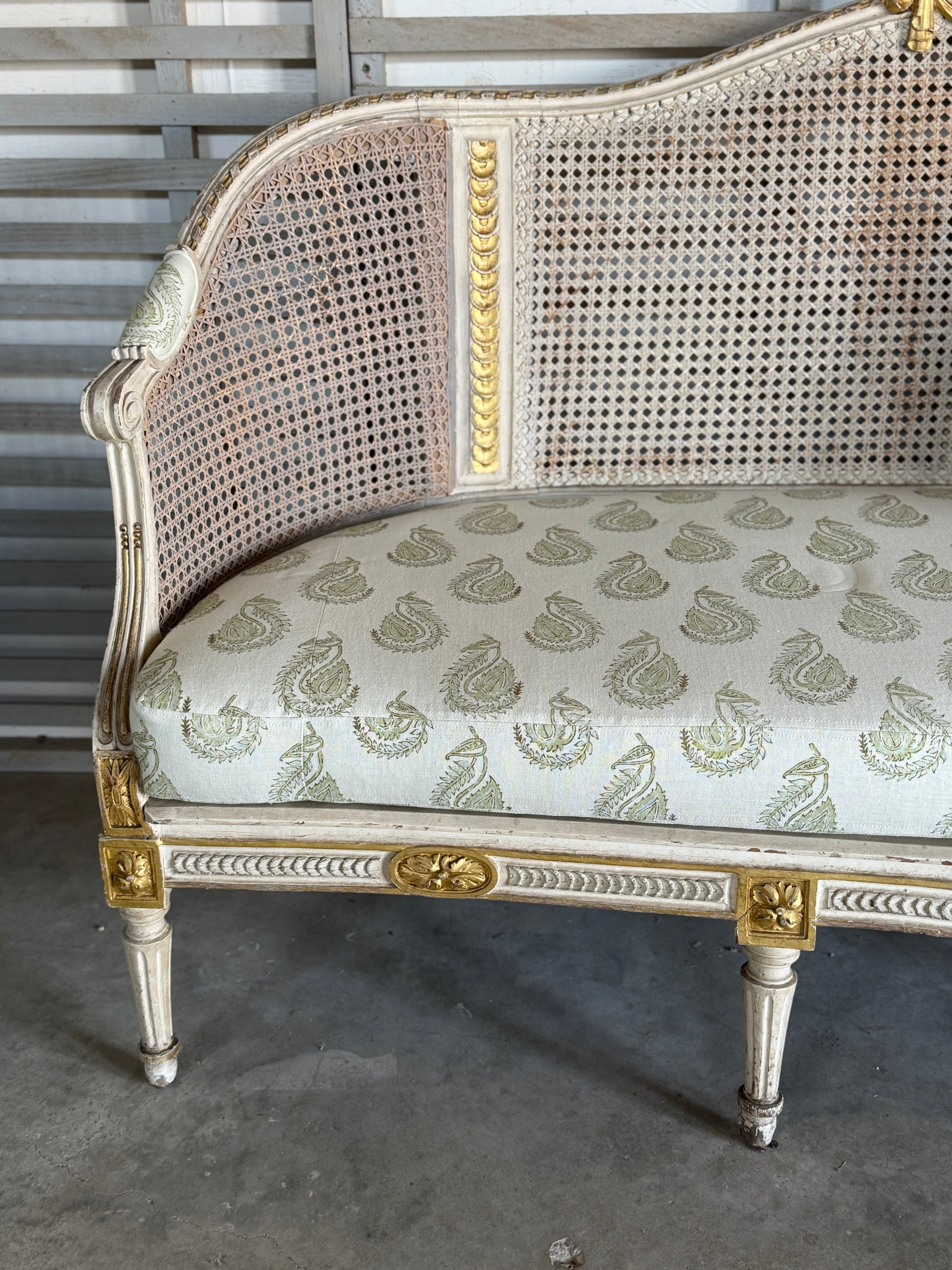 Banc canné belge vers 1850 avec coussin en tissu neuf de créateur