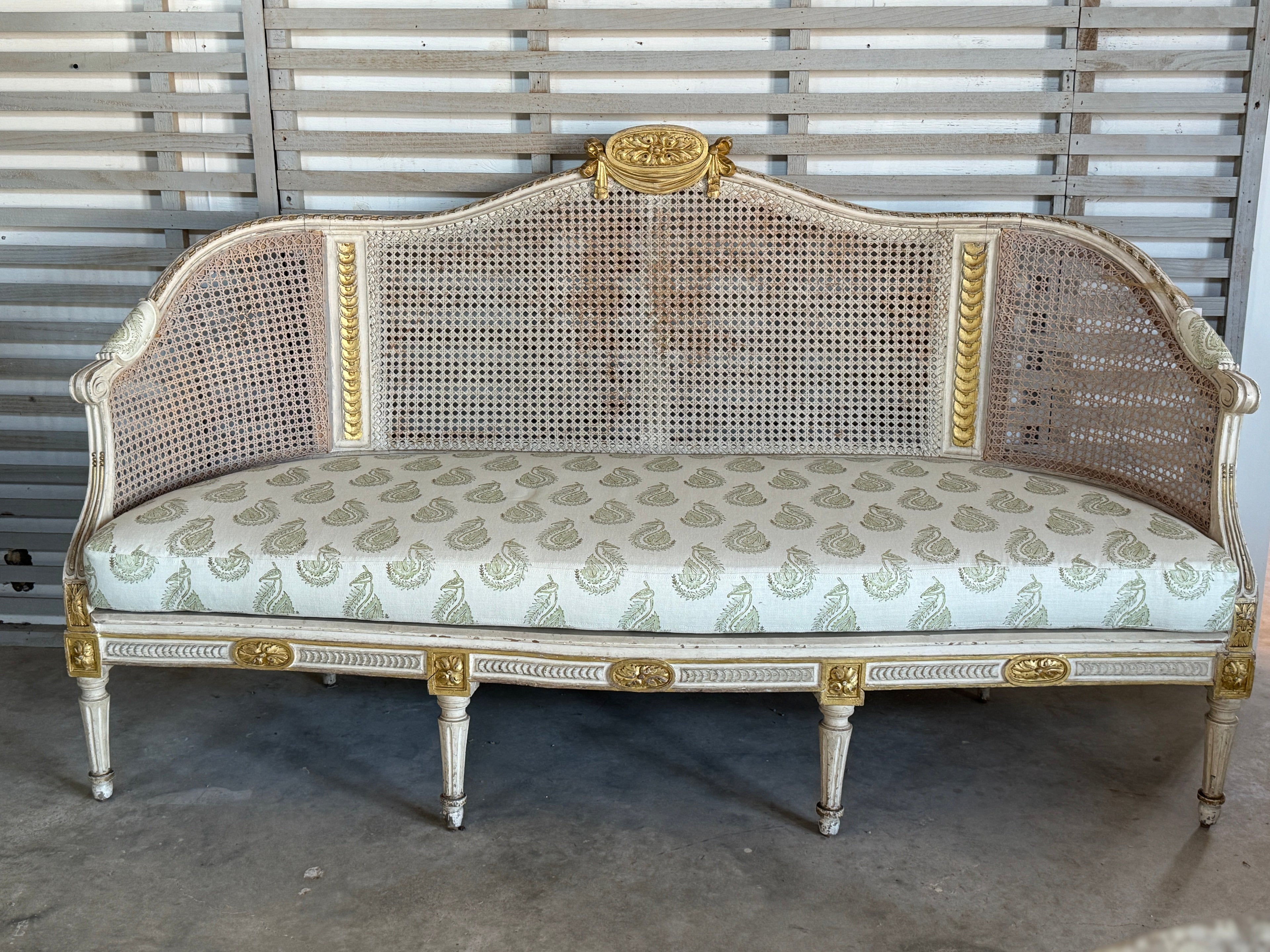 Banc canné belge vers 1850 avec coussin en tissu neuf de créateur