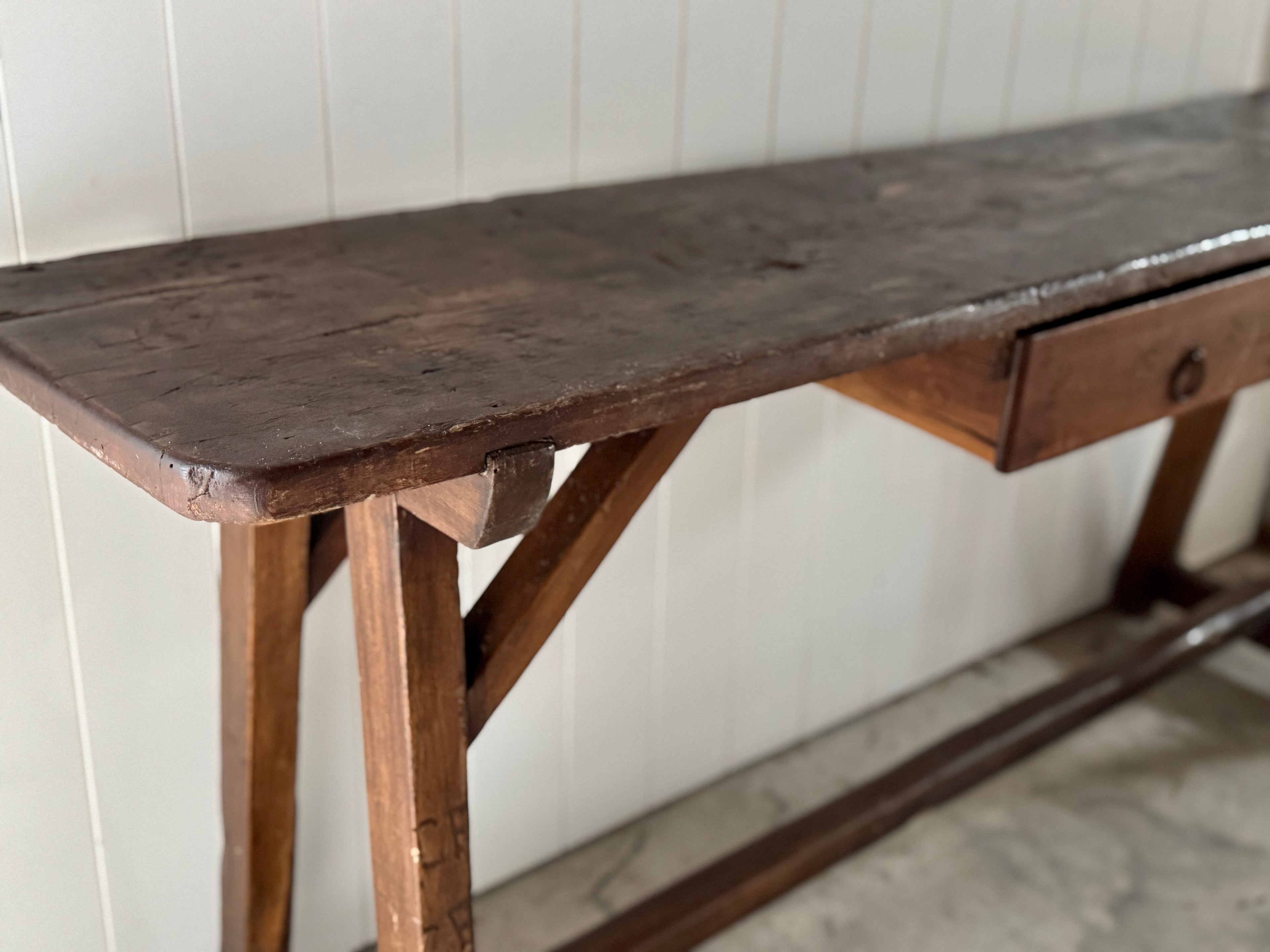 Table de travail en noyer avec tiroir, style primitif italien du XIXe siècle
