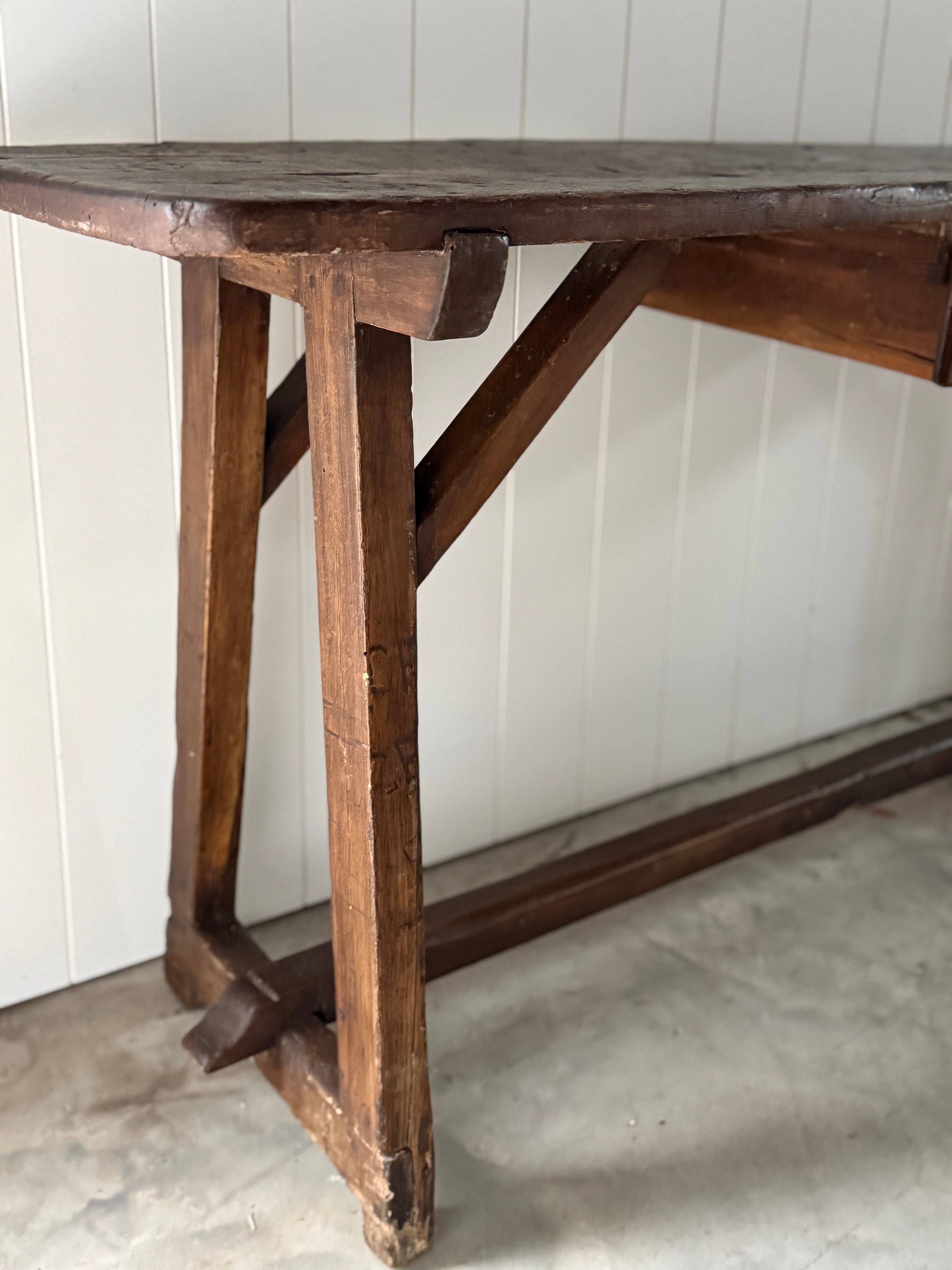 Table de travail en noyer avec tiroir, style primitif italien du XIXe siècle