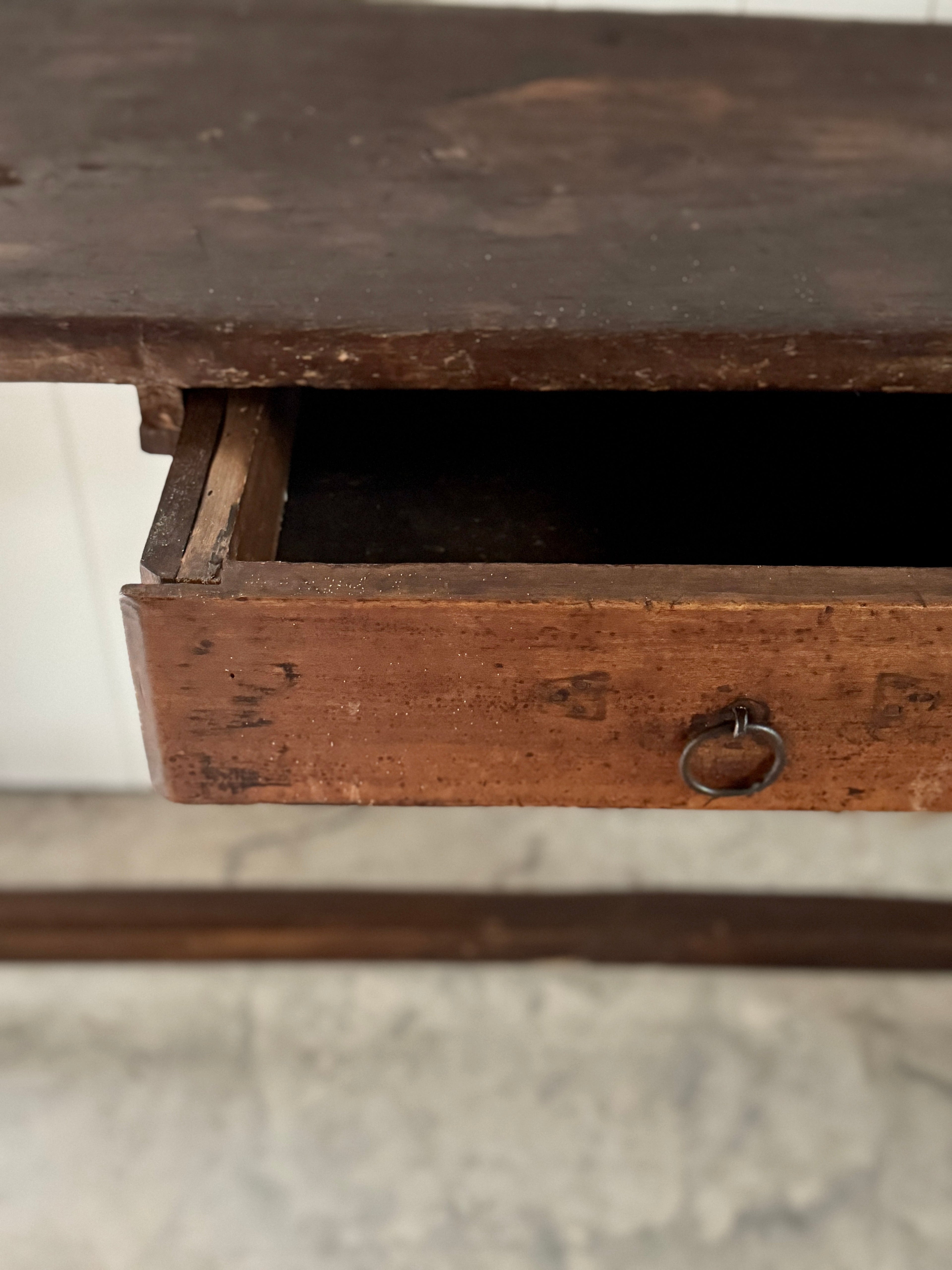 Table de travail en noyer avec tiroir, style primitif italien du XIXe siècle