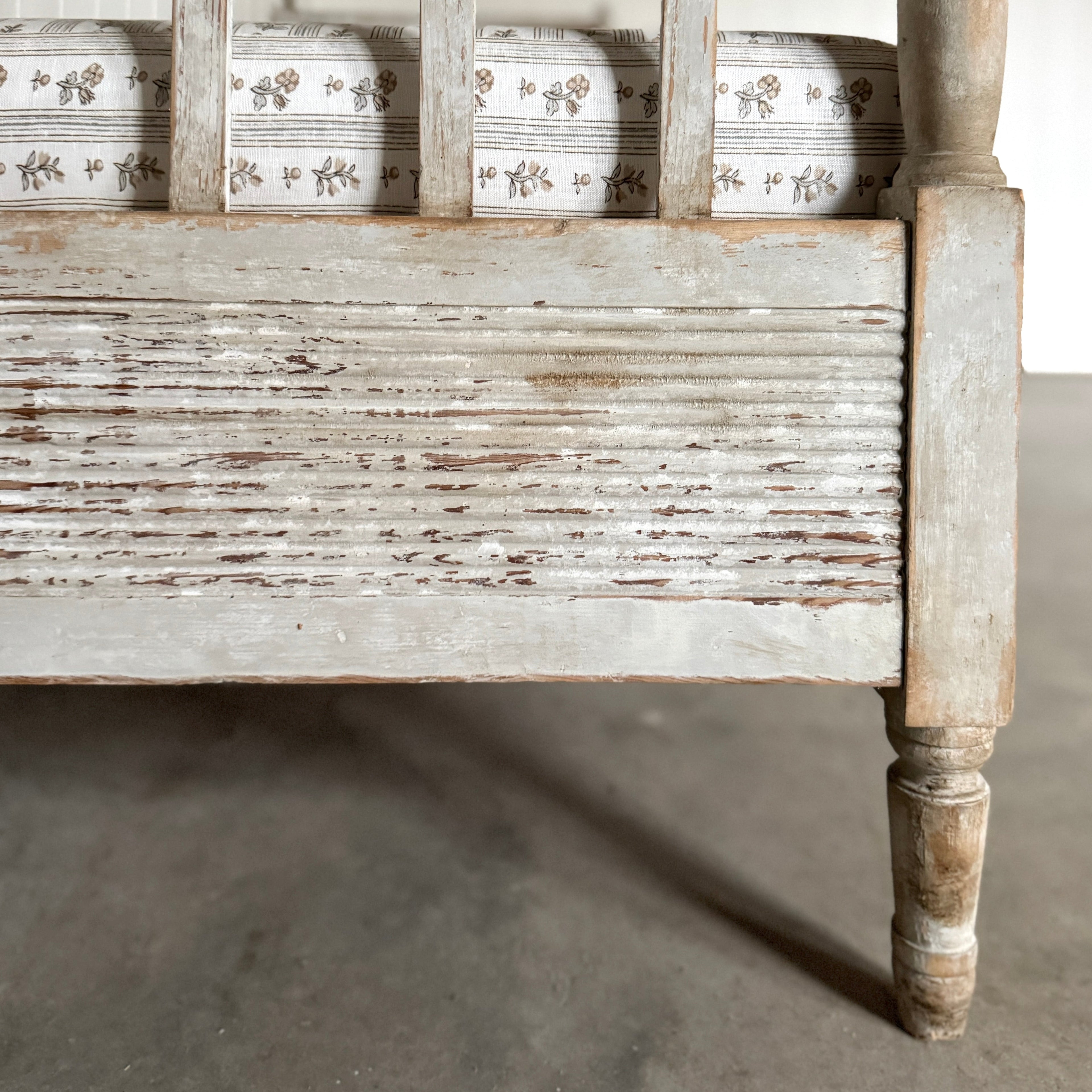 Lit de repos suédois antique avec tablier cannelé et tissu Schumacher, XIXe siècle