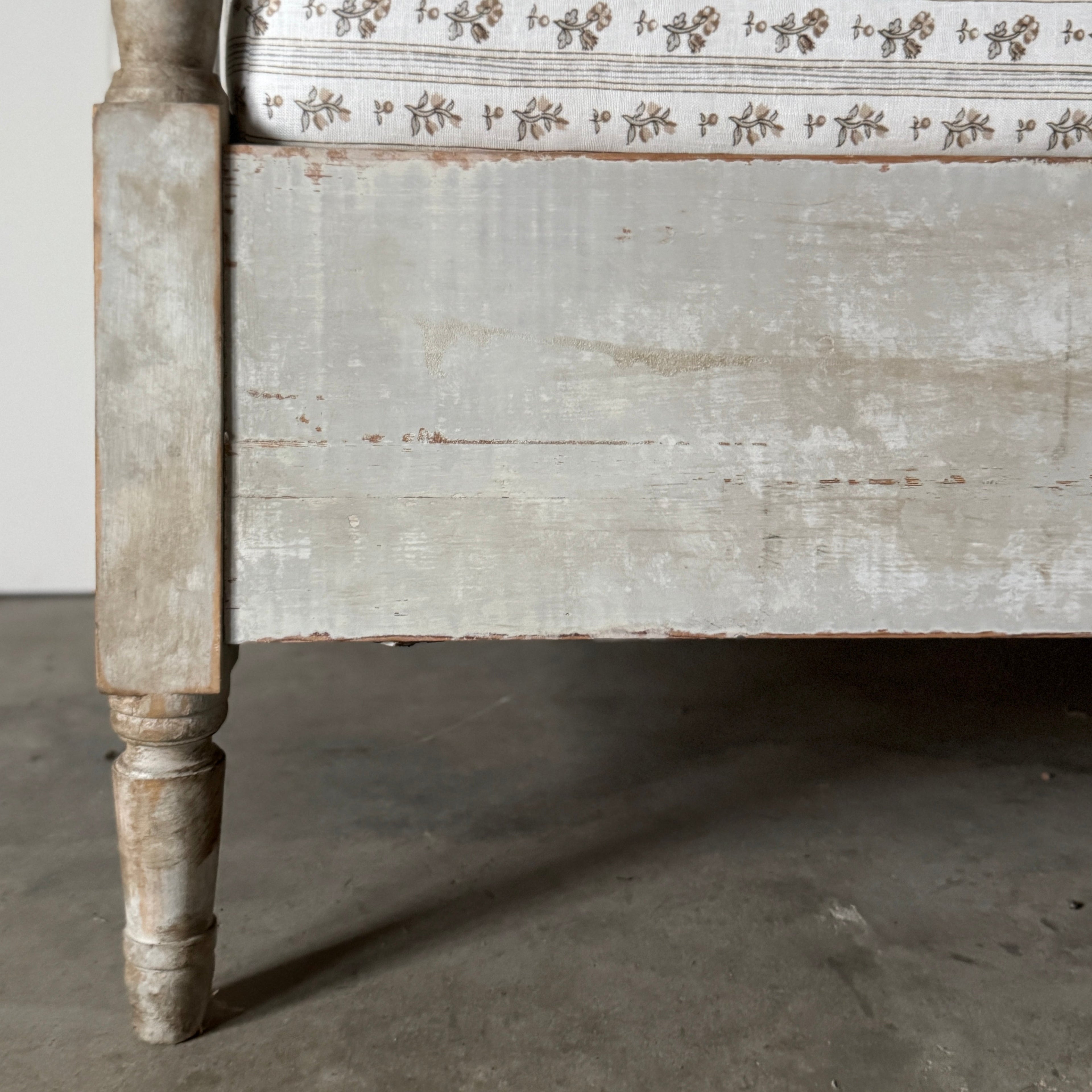 Lit de repos suédois antique avec tablier cannelé et tissu Schumacher, XIXe siècle