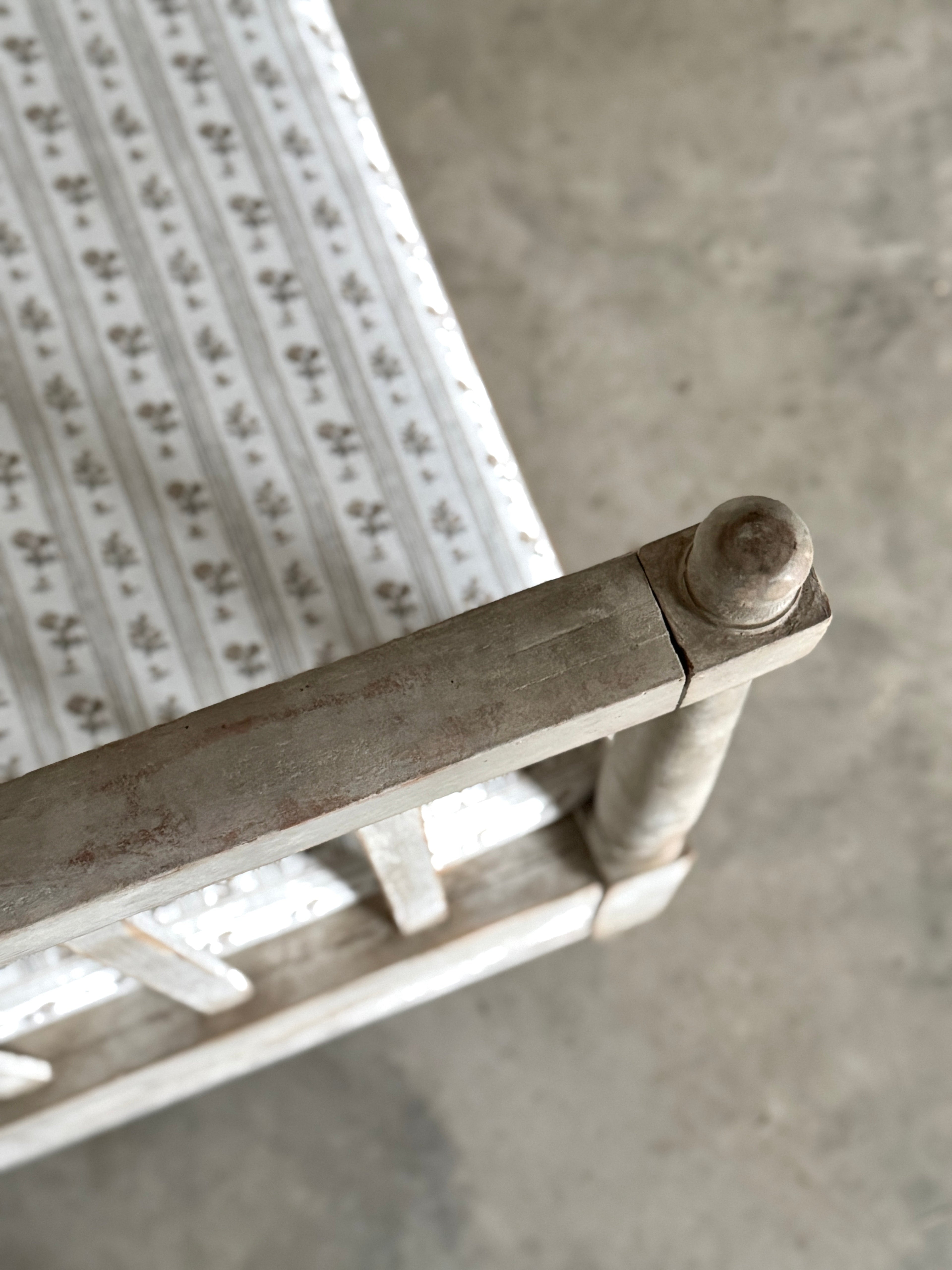 Lit de repos suédois antique avec tablier cannelé et tissu Schumacher, XIXe siècle