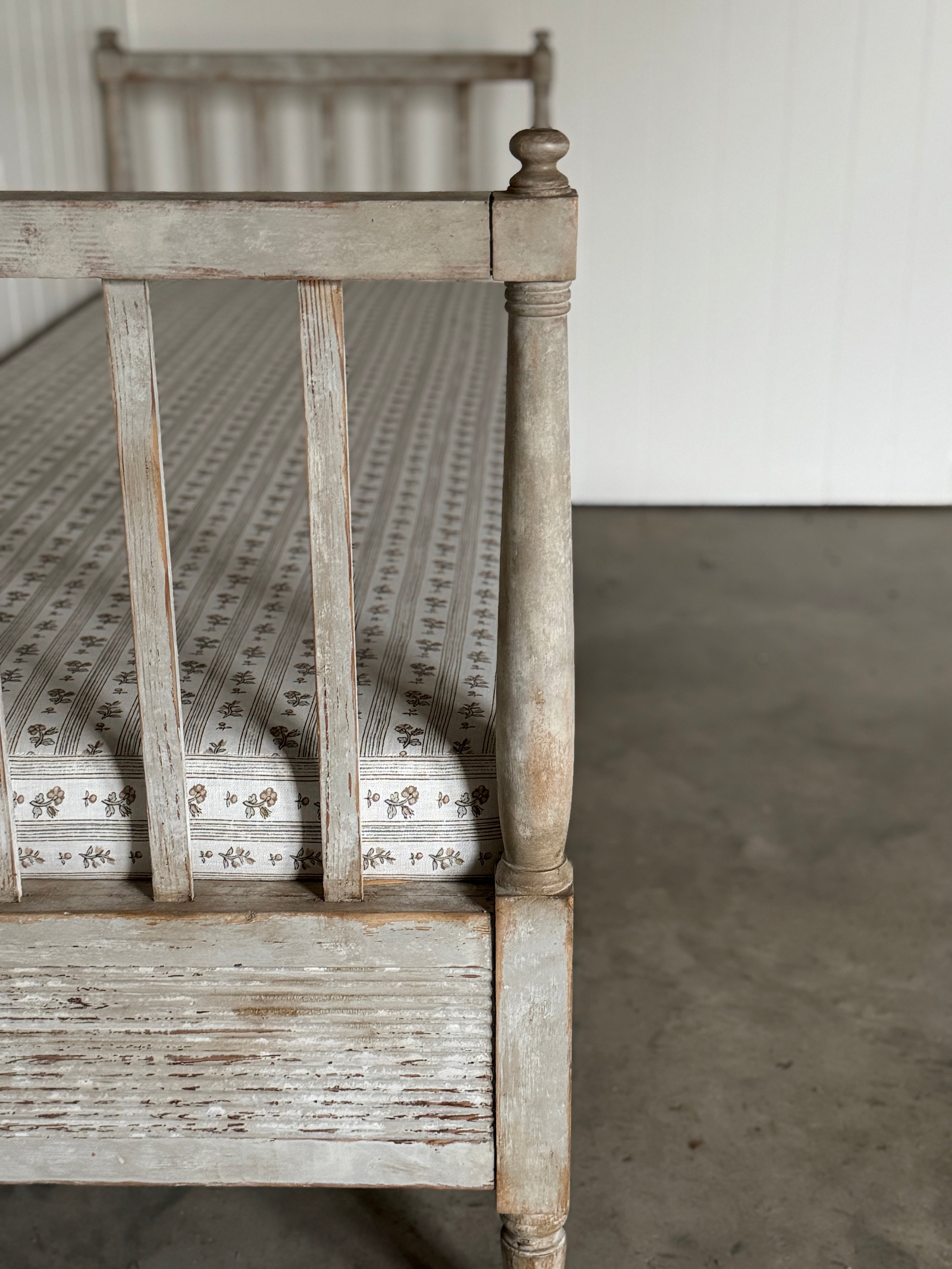 Lit de repos suédois antique avec tablier cannelé et tissu Schumacher, XIXe siècle