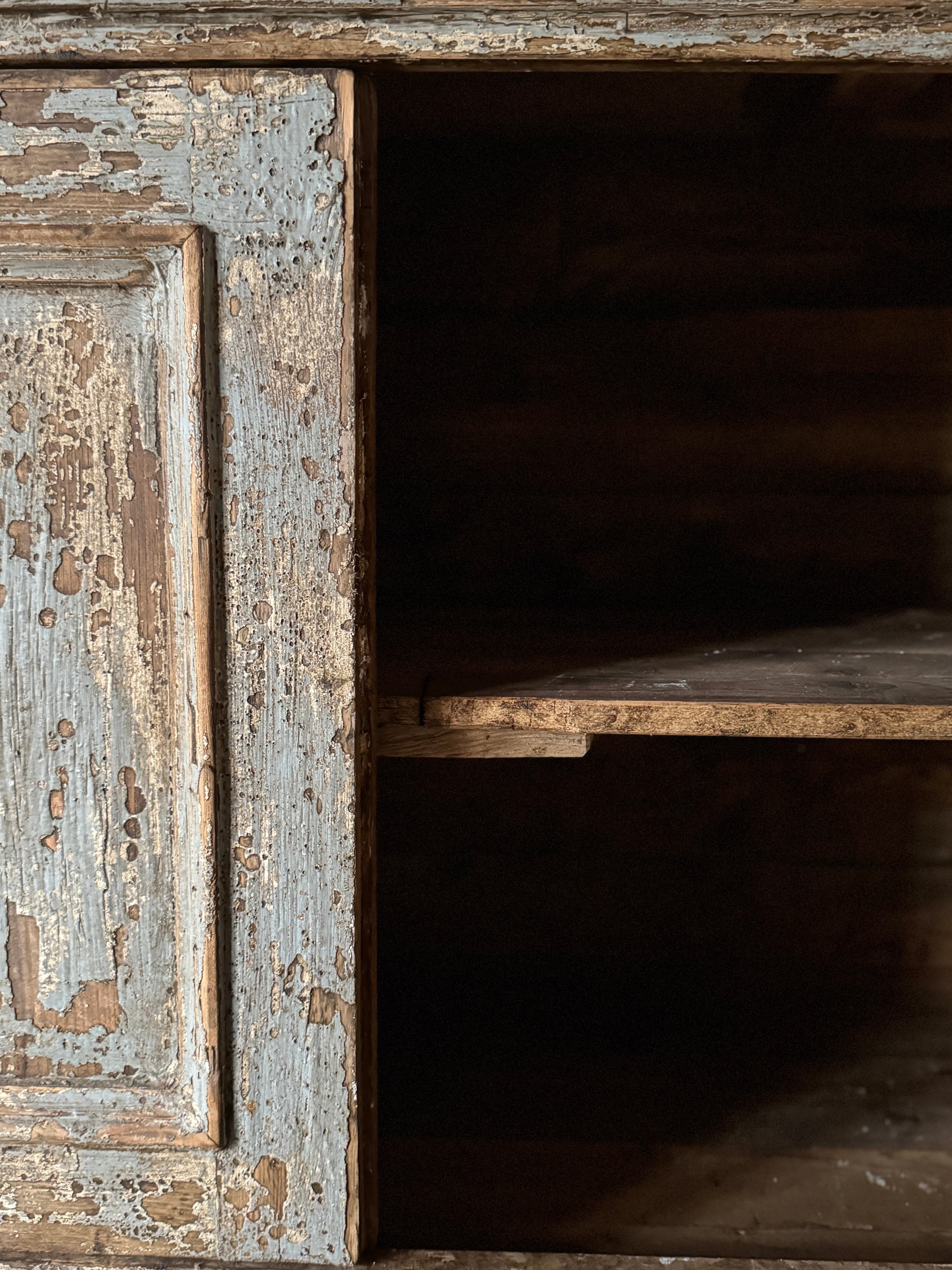 Superbe buffet de reproduction fabriqué à partir de bois toscan récupéré