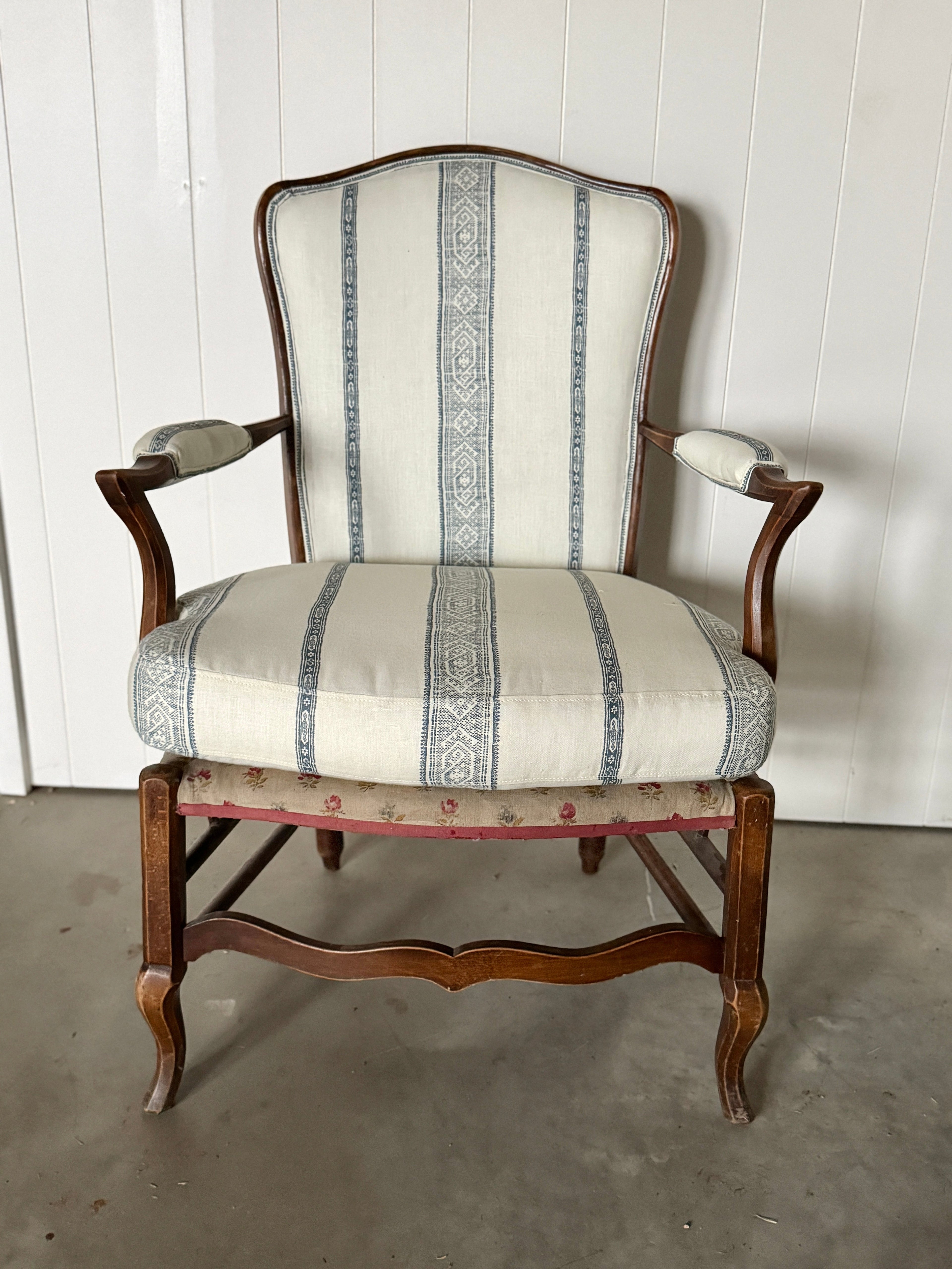 Fauteuil provençal en noyer avec nouveau tissu design, vers 1800