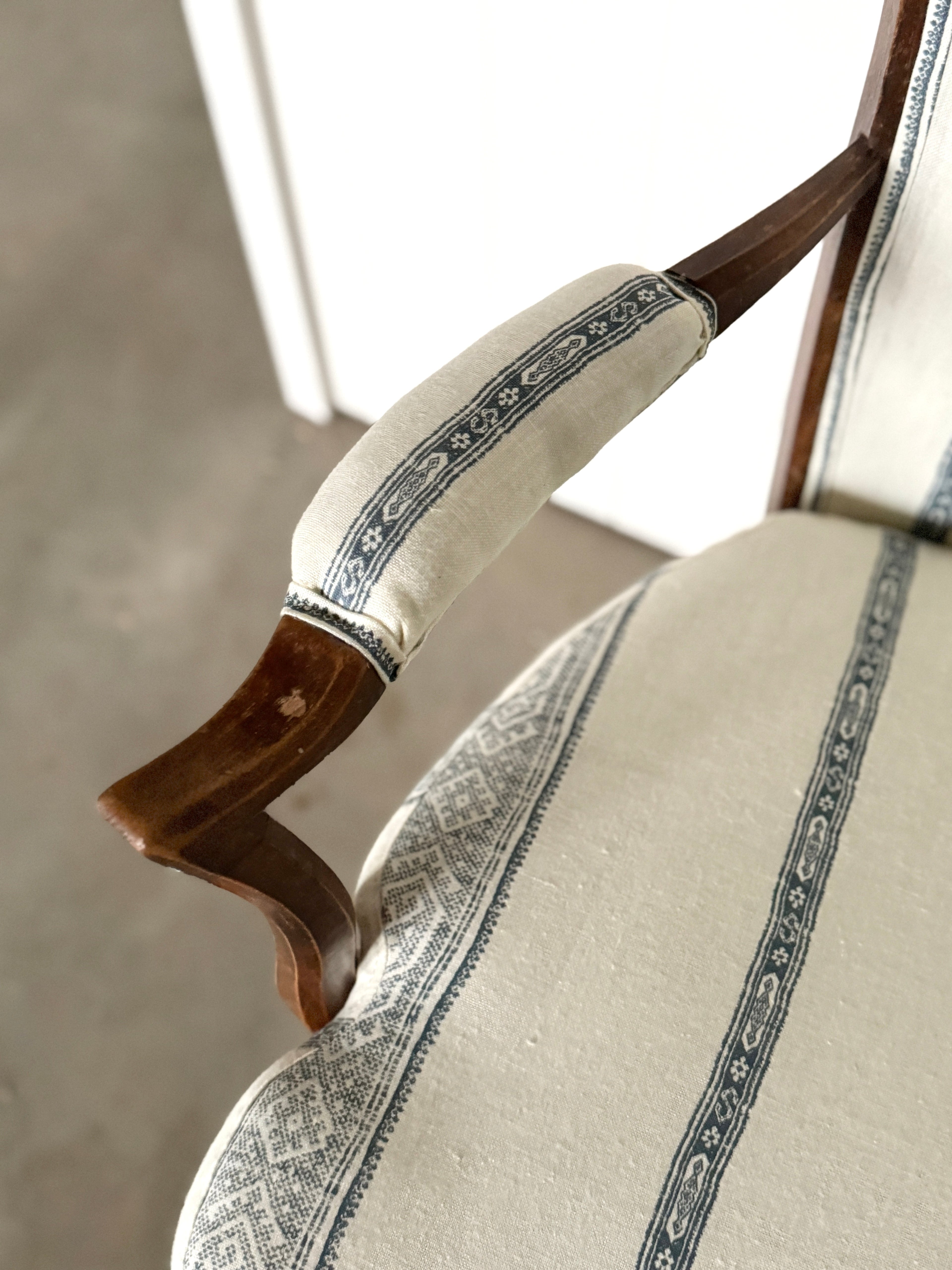 Fauteuil provençal en noyer avec nouveau tissu design, vers 1800