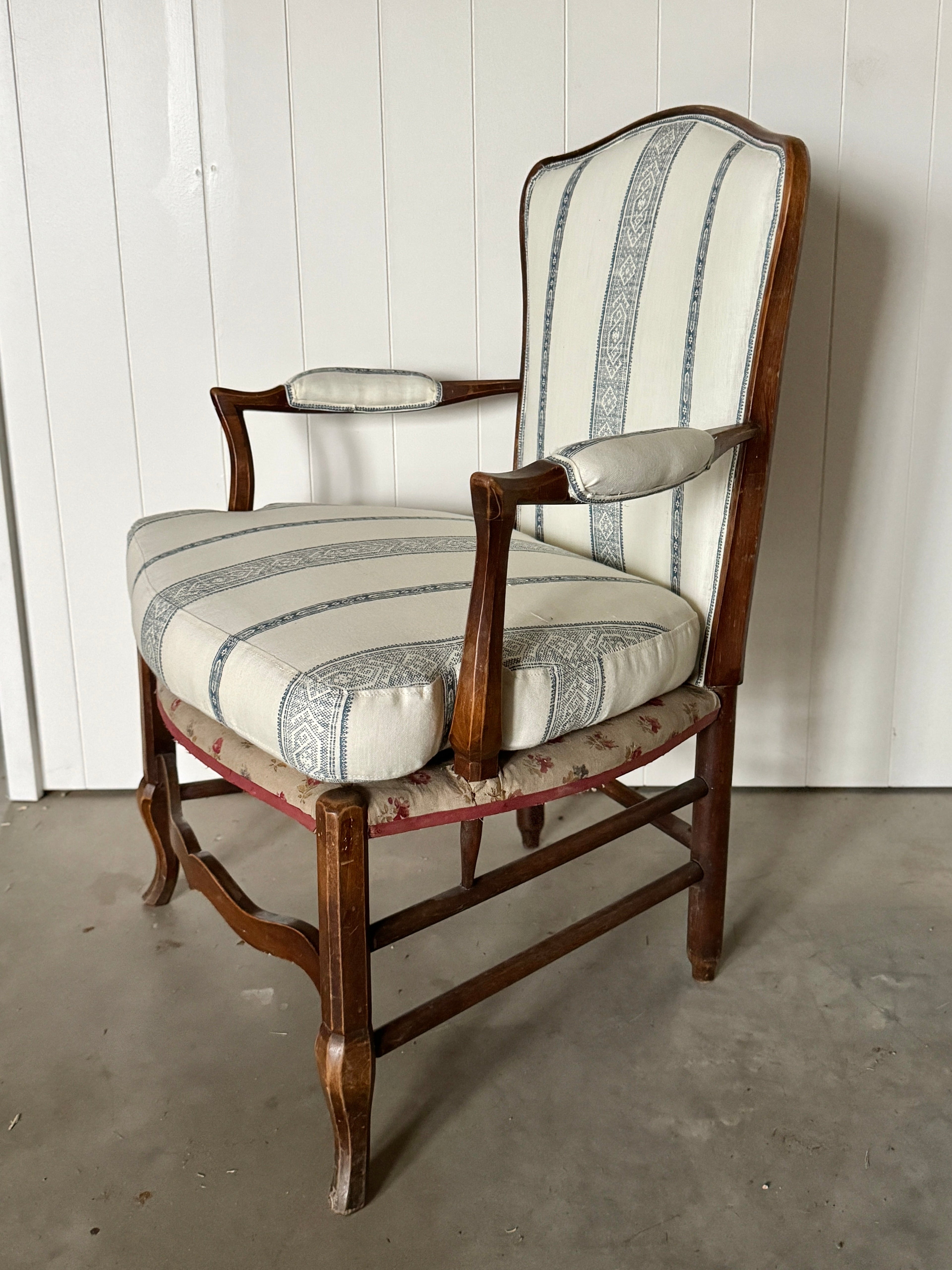 Fauteuil provençal en noyer avec nouveau tissu design, vers 1800