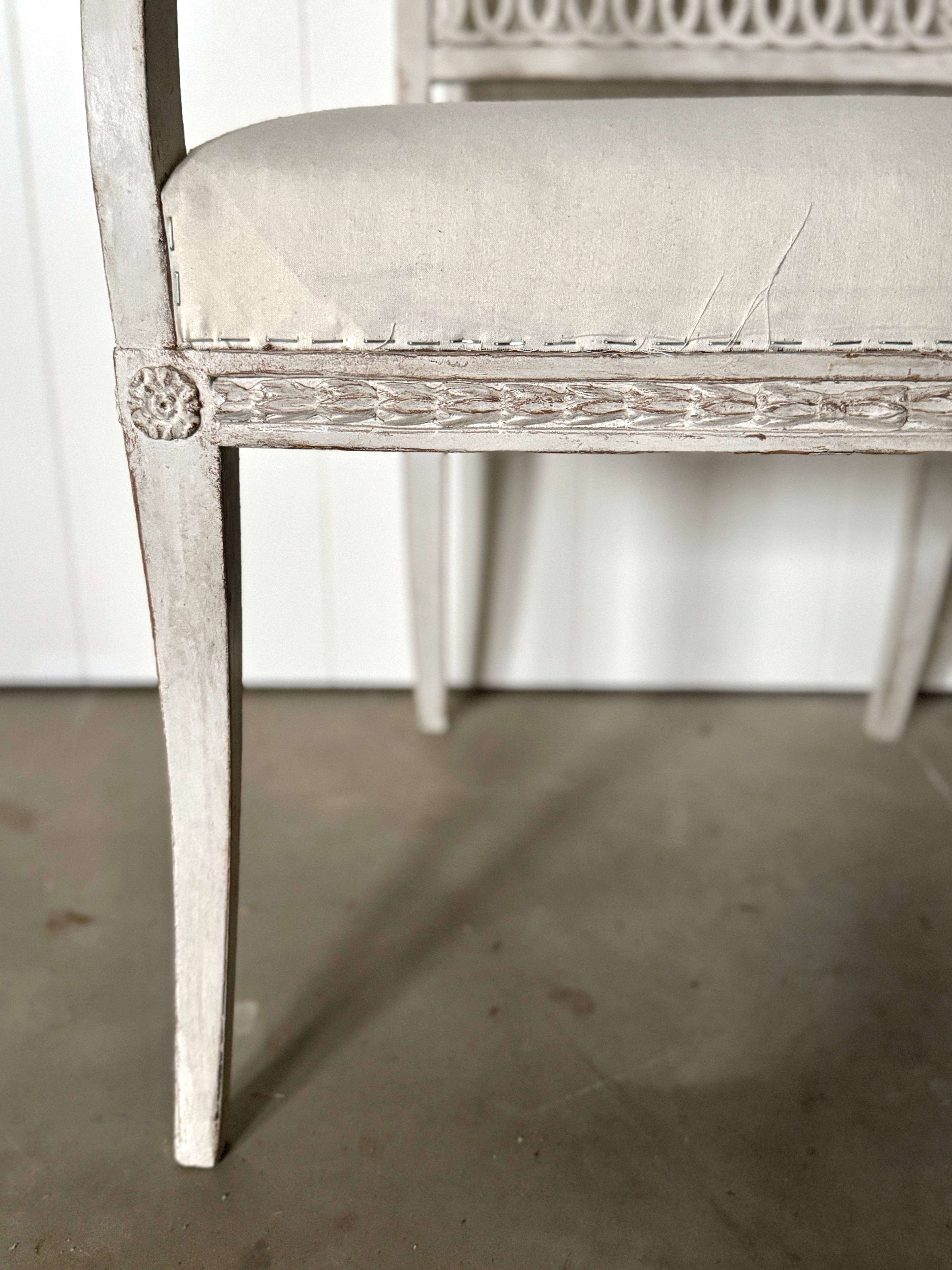 Paire de chaises antiques gustaviennes des années 1800 aux détails élégants