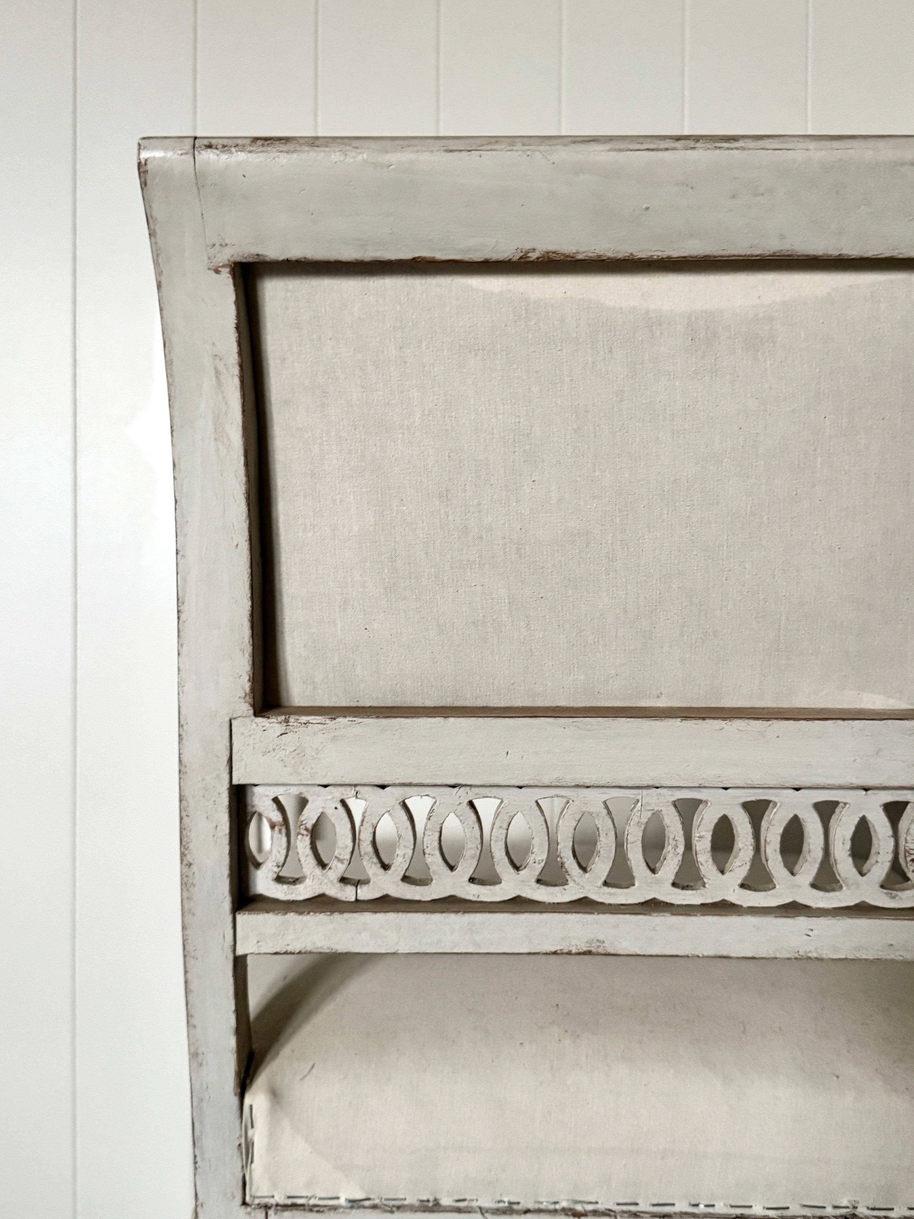 Paire de chaises antiques gustaviennes des années 1800 aux détails élégants