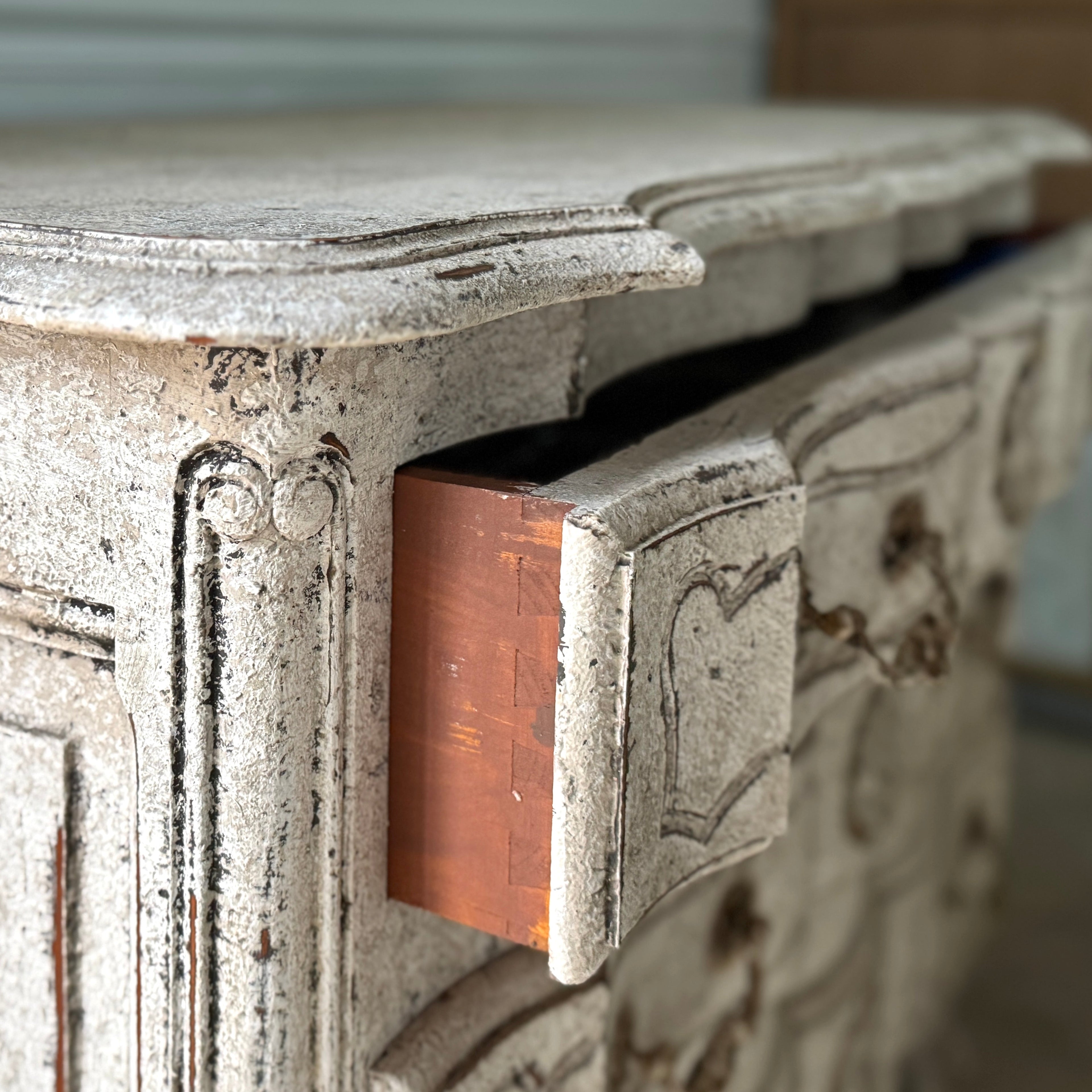 Commode française du XIXe siècle, blanchie à la chaux