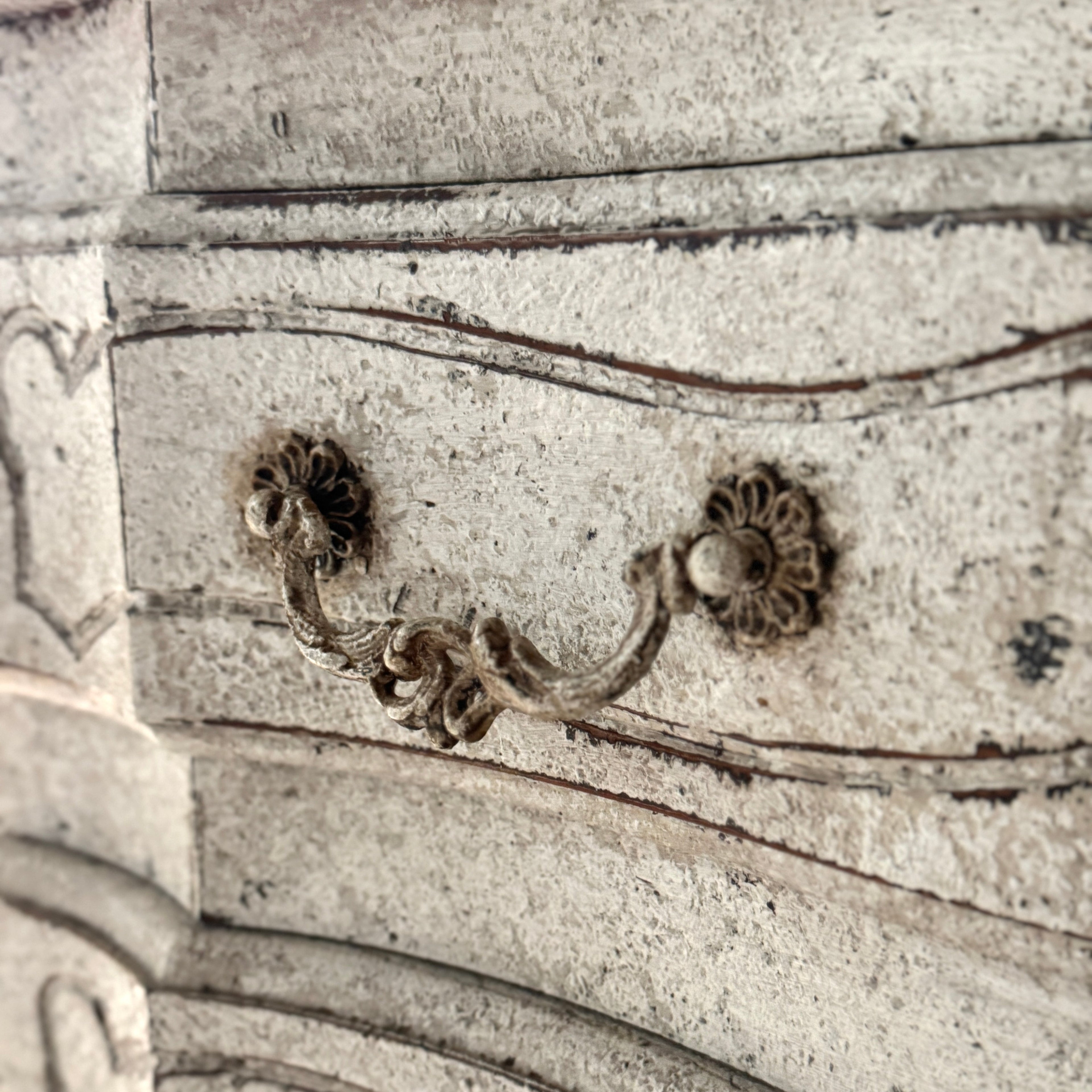 Commode française du XIXe siècle, blanchie à la chaux