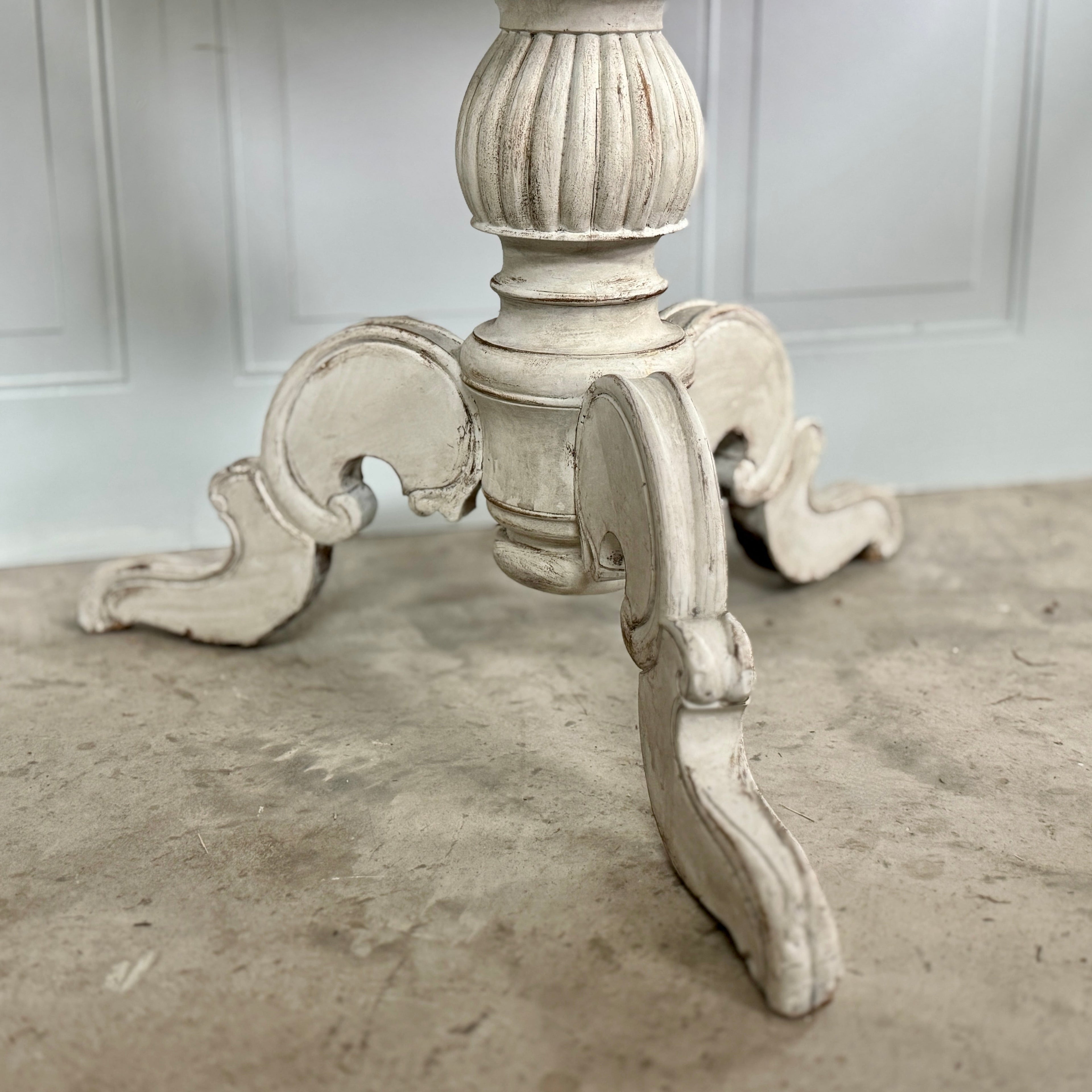 Guéridon ovale suédois du XIXe siècle