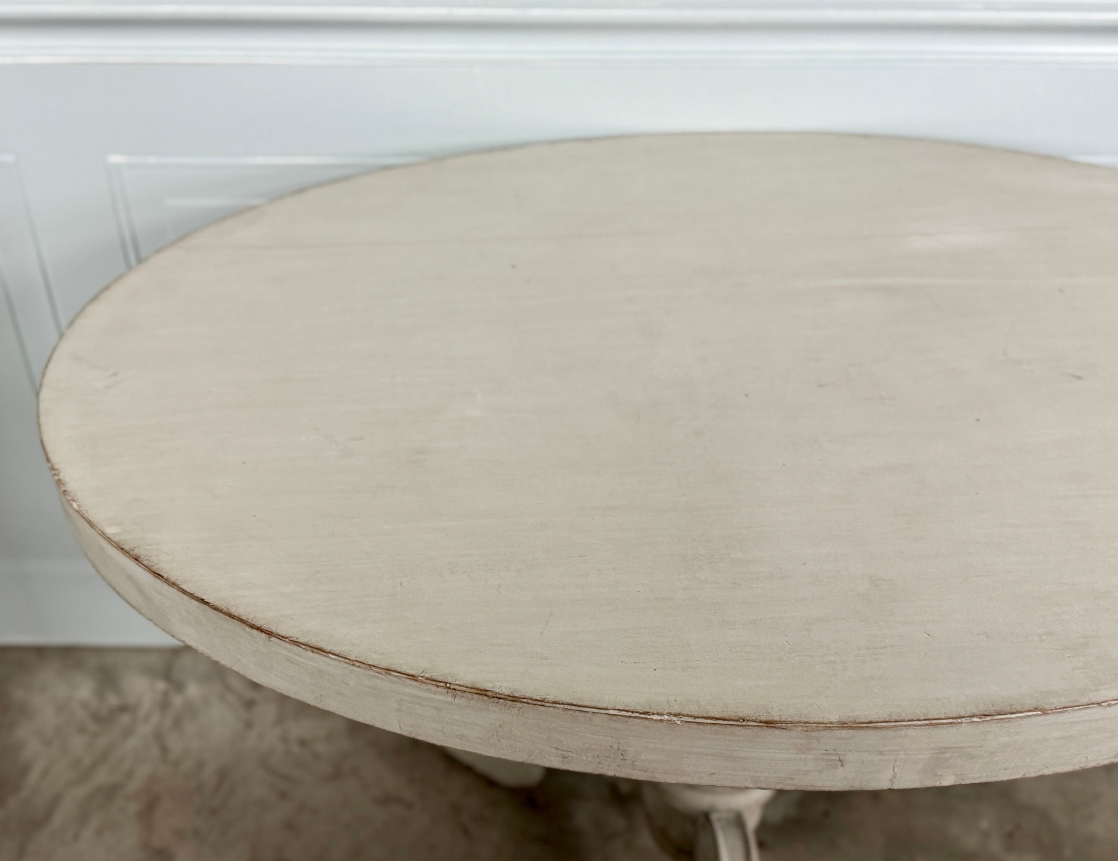 Guéridon ovale suédois du XIXe siècle