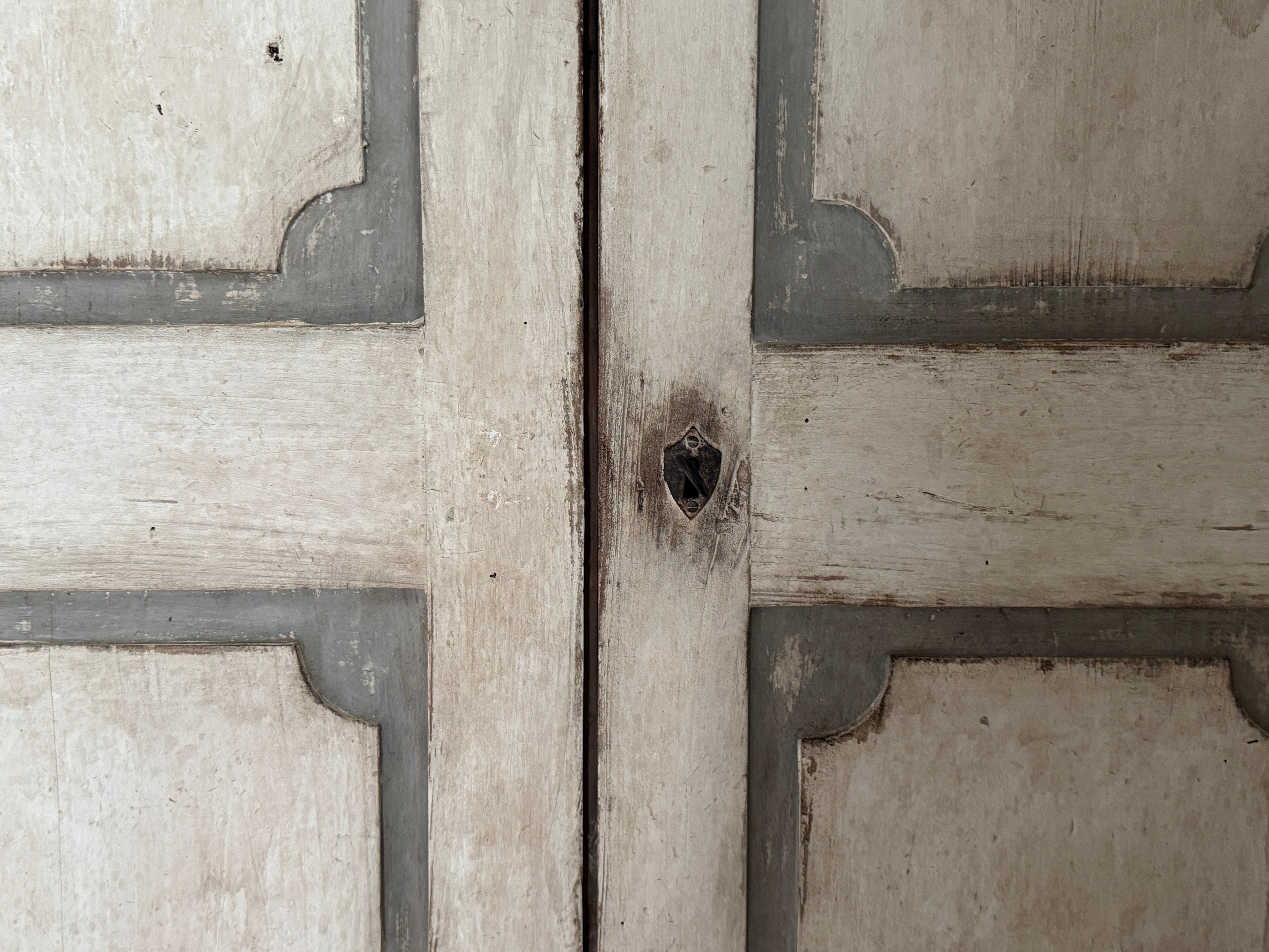 Armoire peinte italienne du XIXe siècle