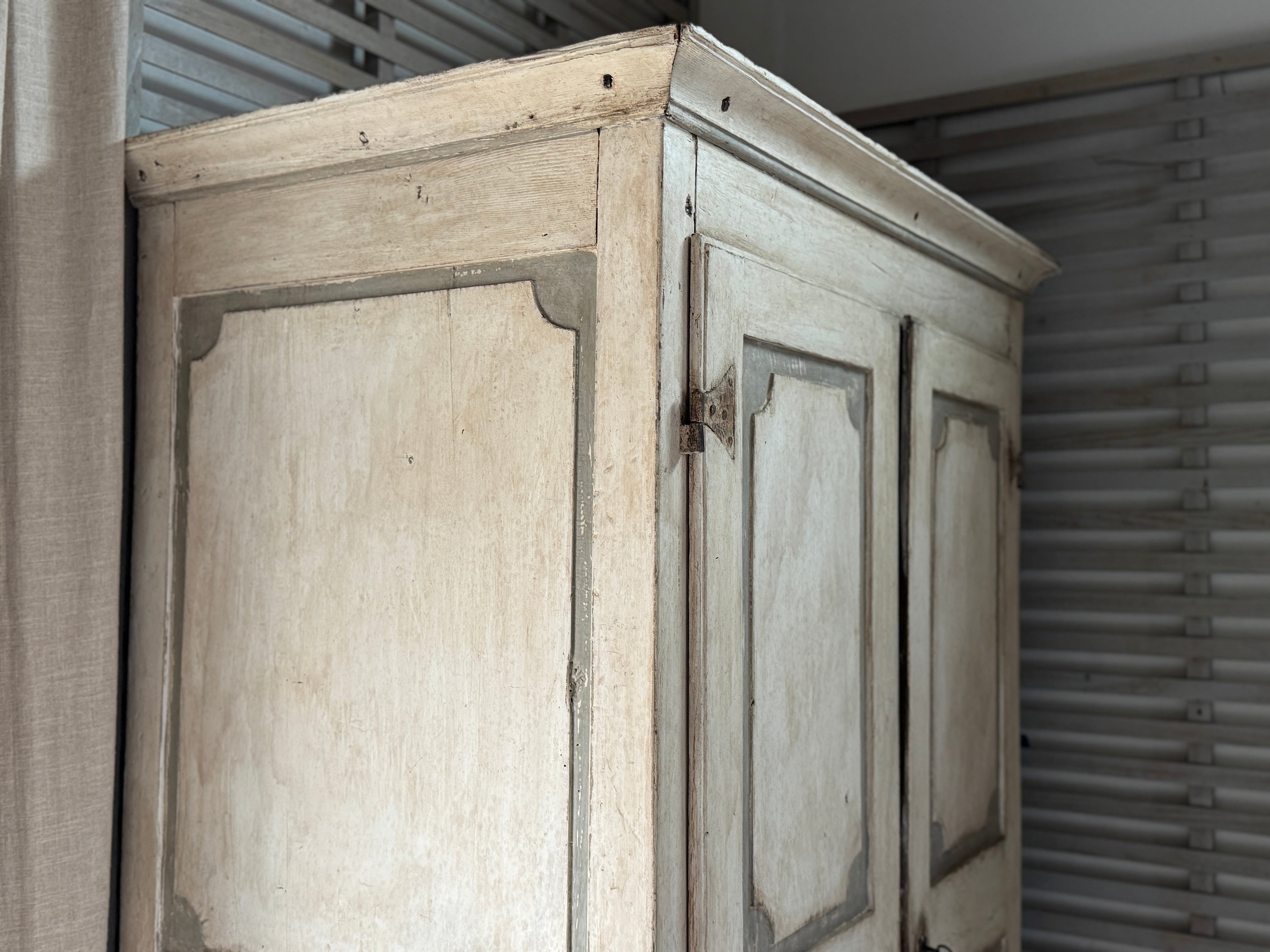 Armoire peinte italienne du XIXe siècle