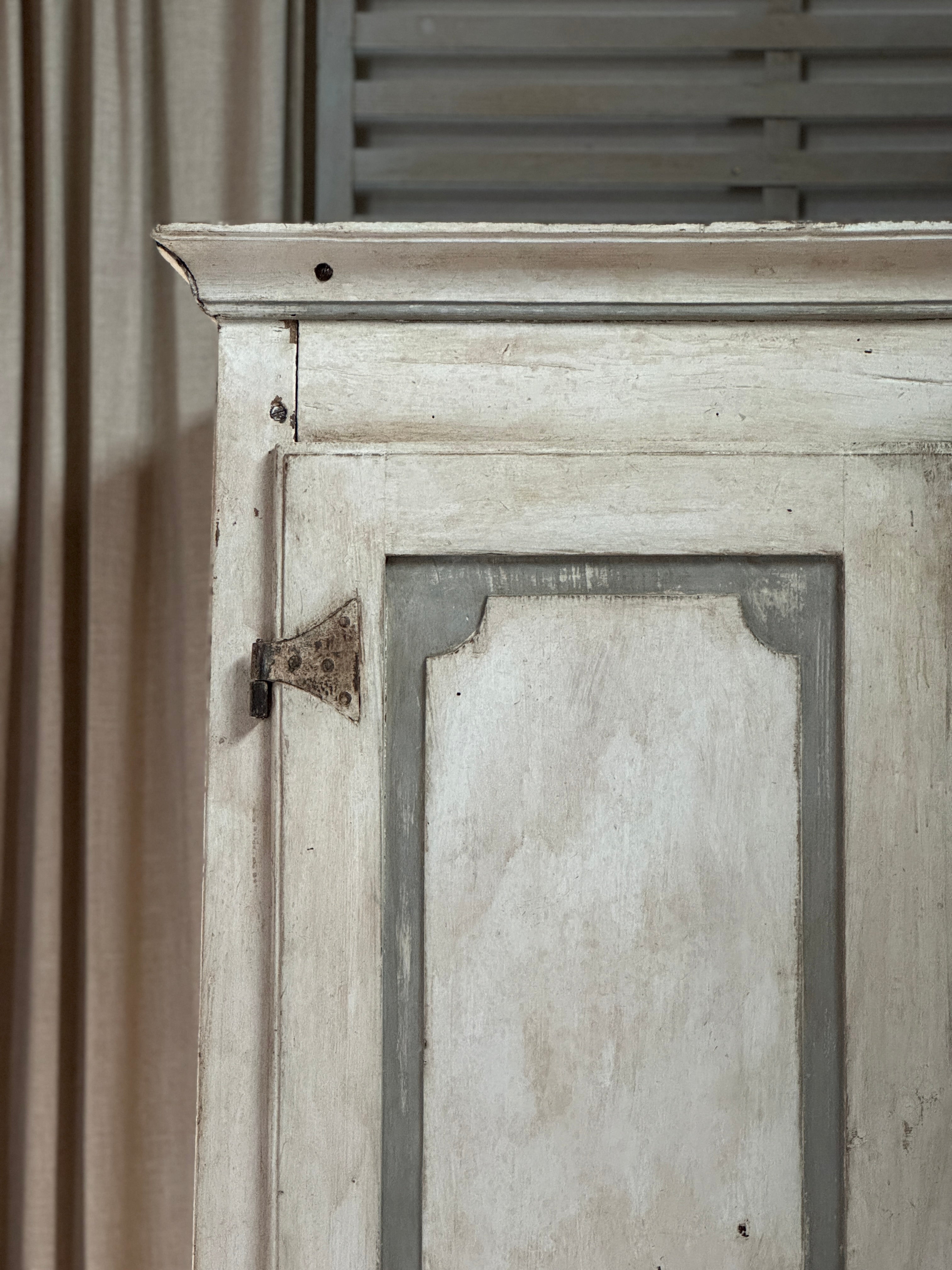 Armoire peinte italienne du XIXe siècle