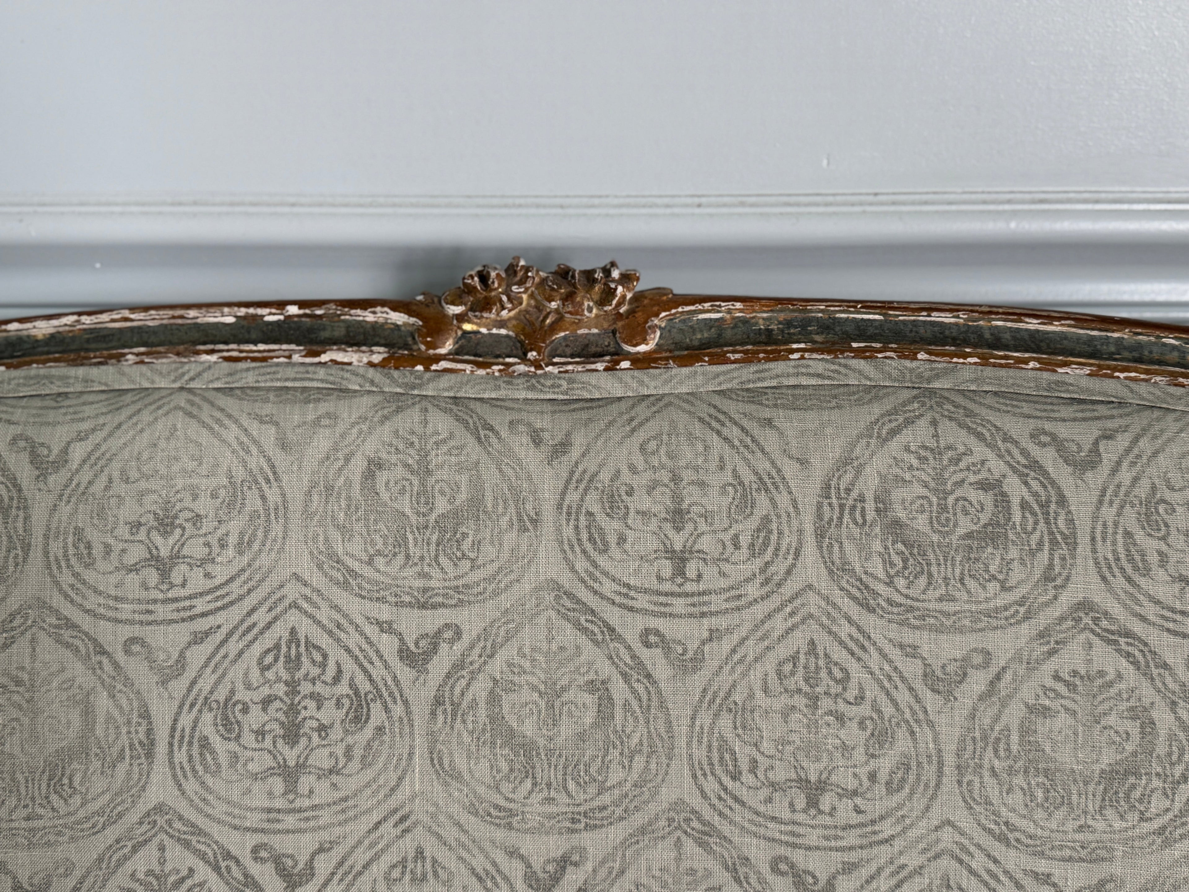 Canapé Louis XV belge ancien, récemment recouvert de lin imprimé