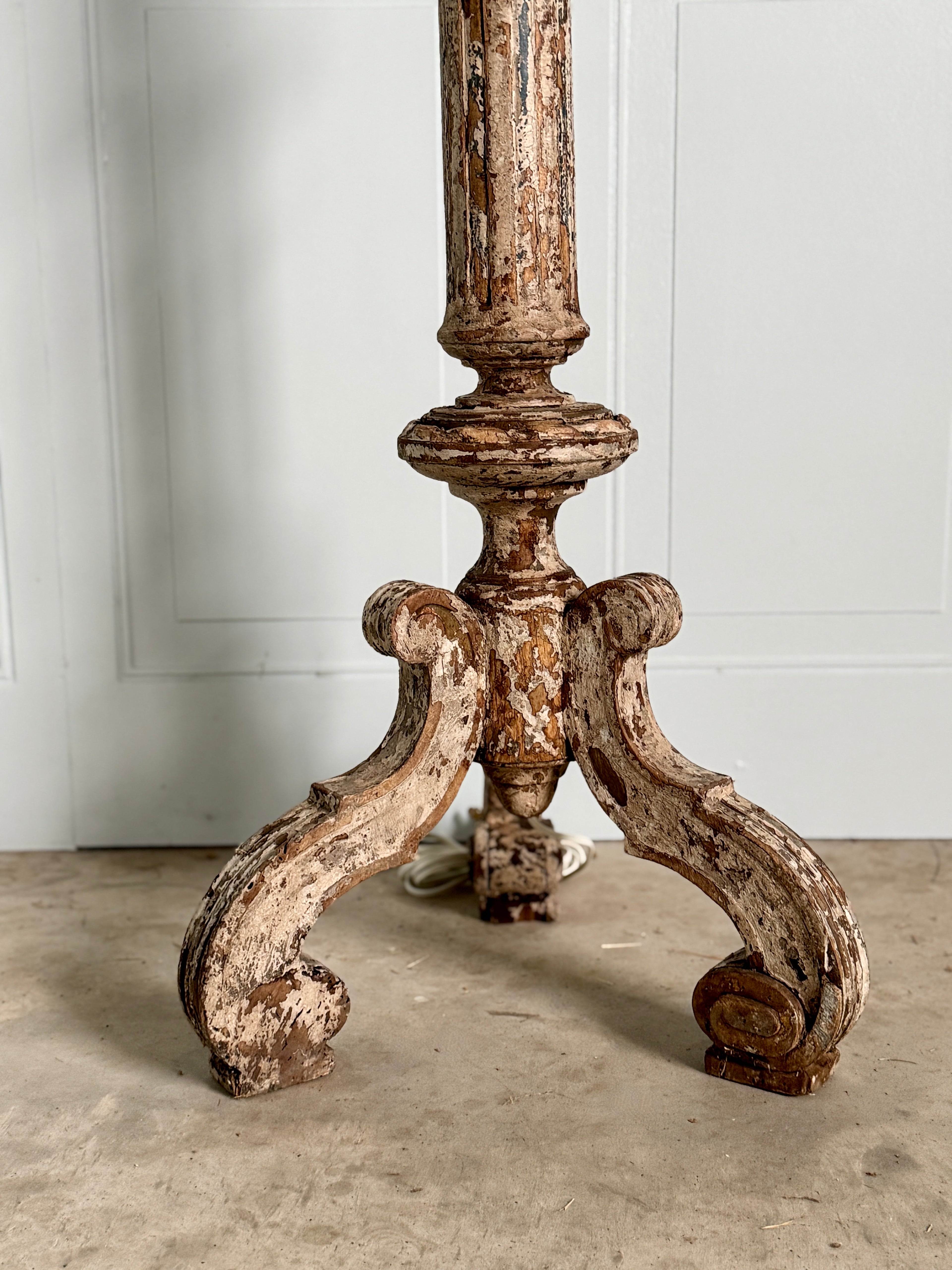 Lampadaire chandelier de style espagnol avec abat-jour plissé marbré