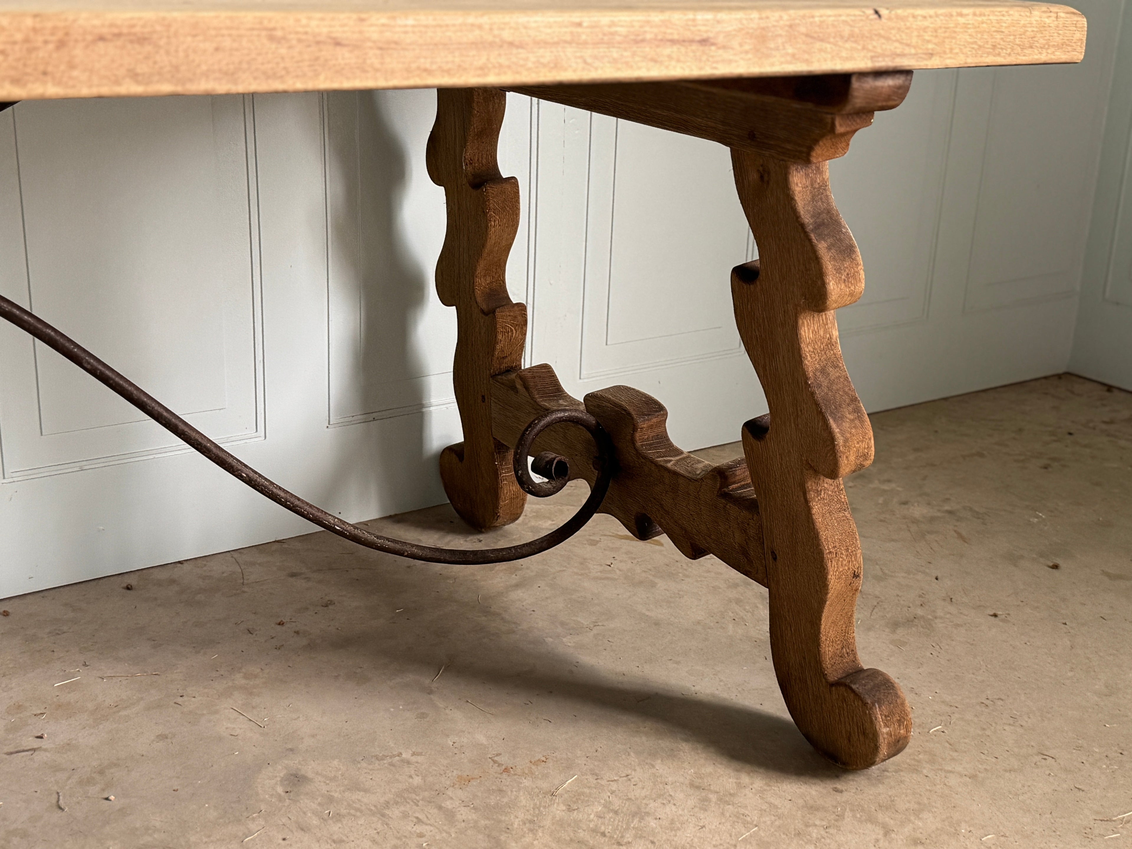 Table à tréteaux espagnole antique en chêne avec traverse en fer, vers 1920