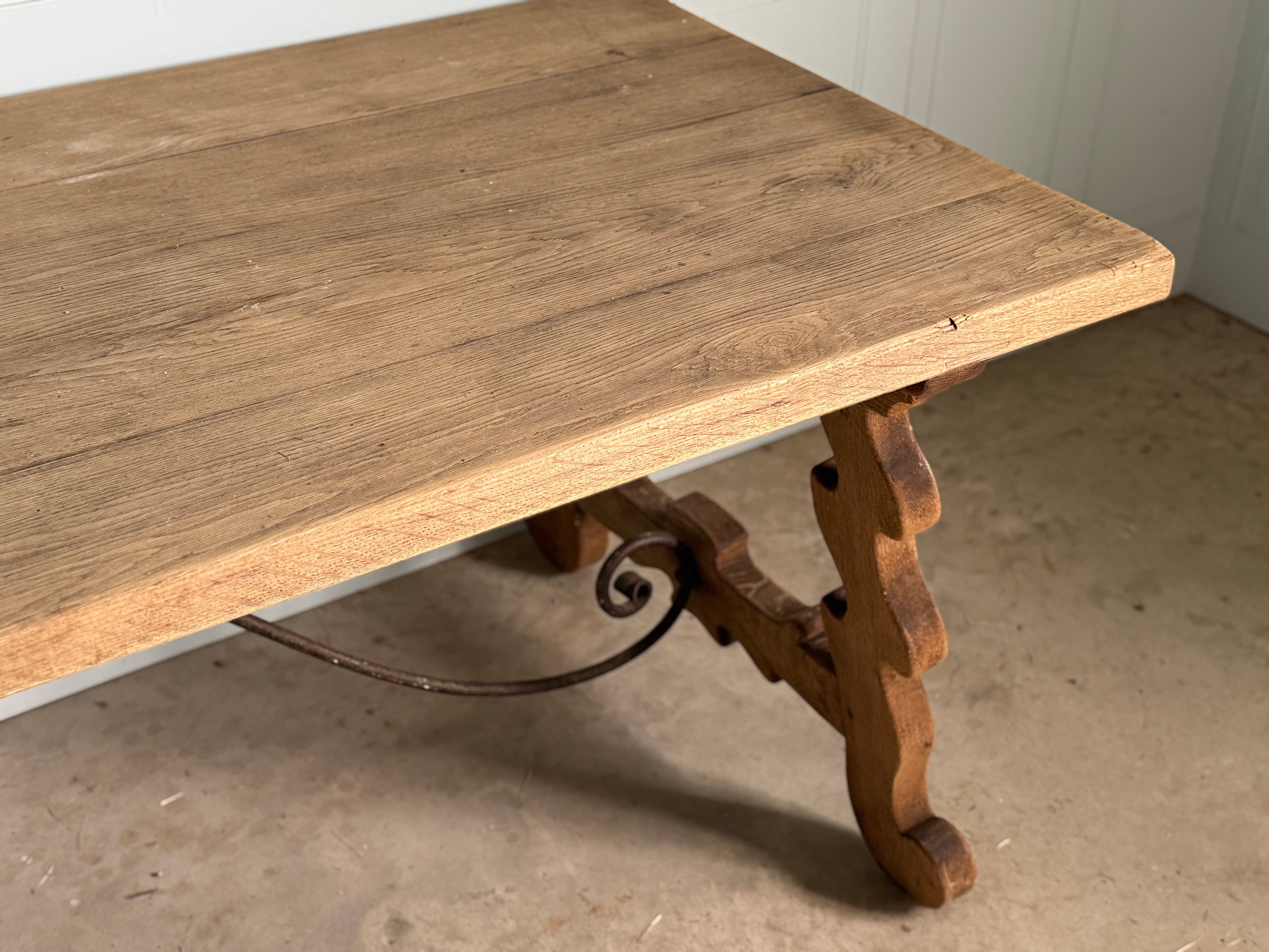 Table à tréteaux espagnole antique en chêne avec traverse en fer, vers 1920