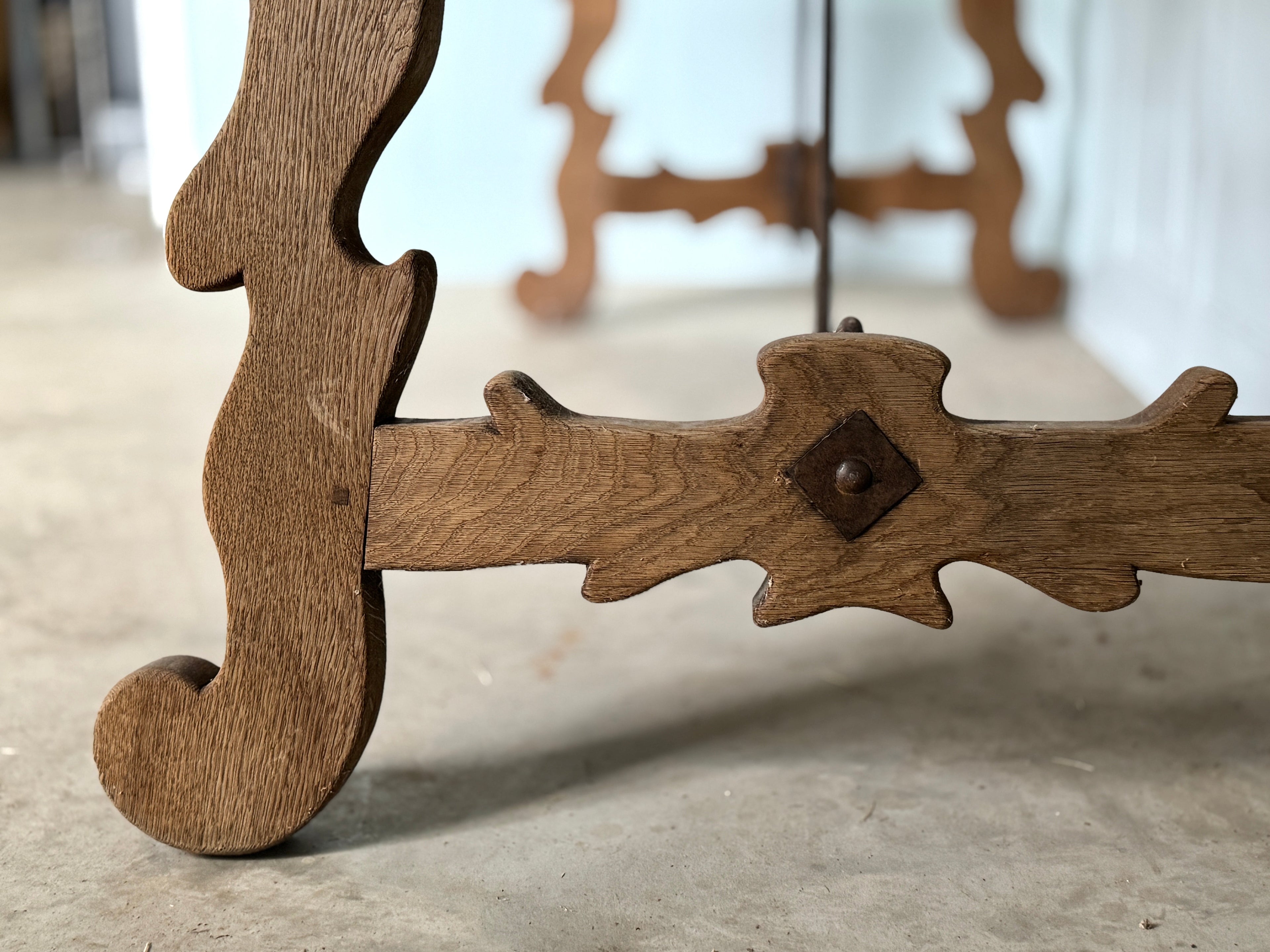 Table à tréteaux espagnole antique en chêne avec traverse en fer, vers 1920