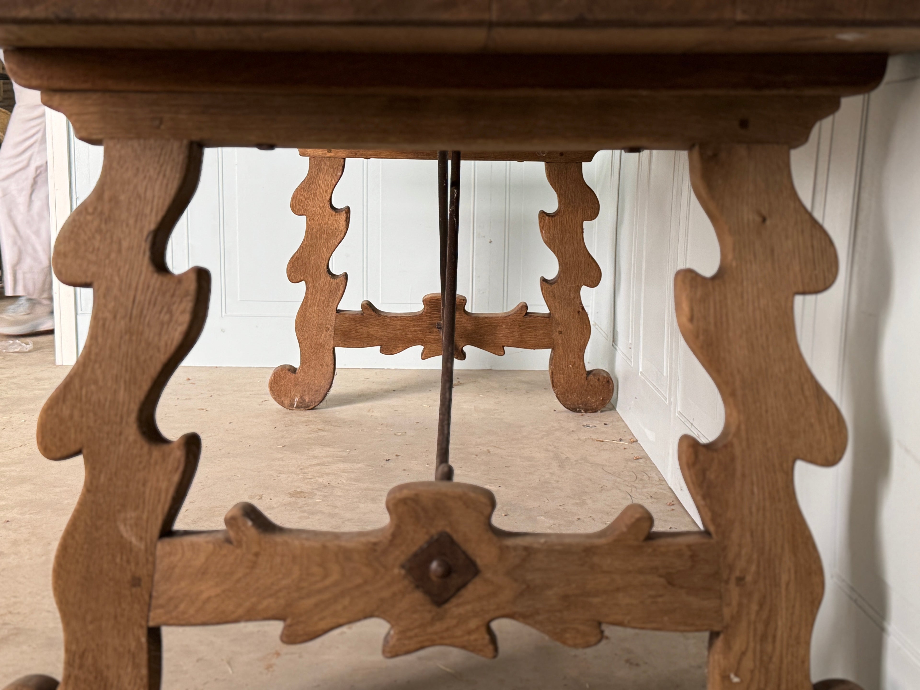 Table à tréteaux espagnole antique en chêne avec traverse en fer, vers 1920