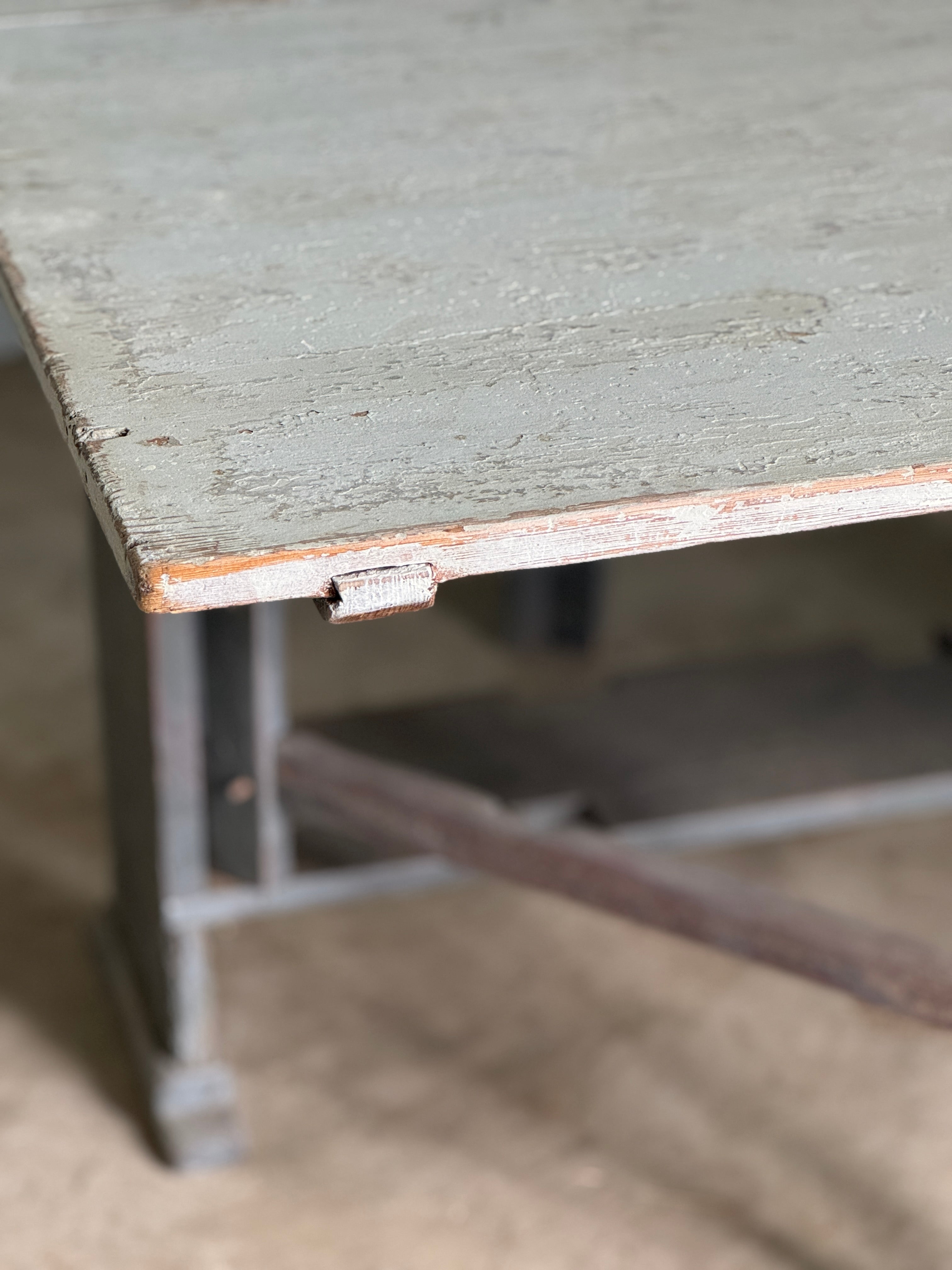 Table suédoise antique à pieds en forme de porte, vers 1820-1840